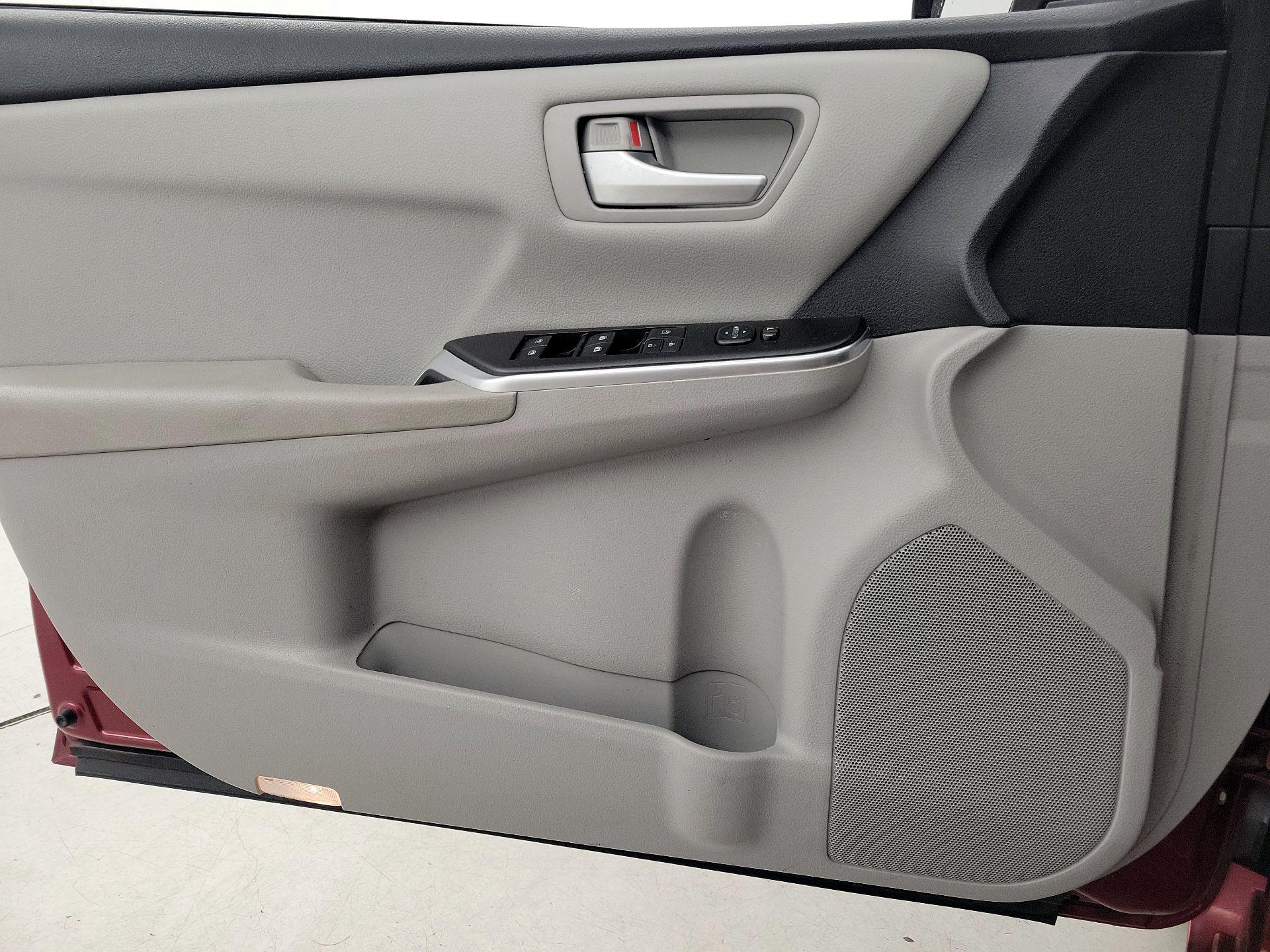 Thumbnail: 2016 Toyota Camry - 12