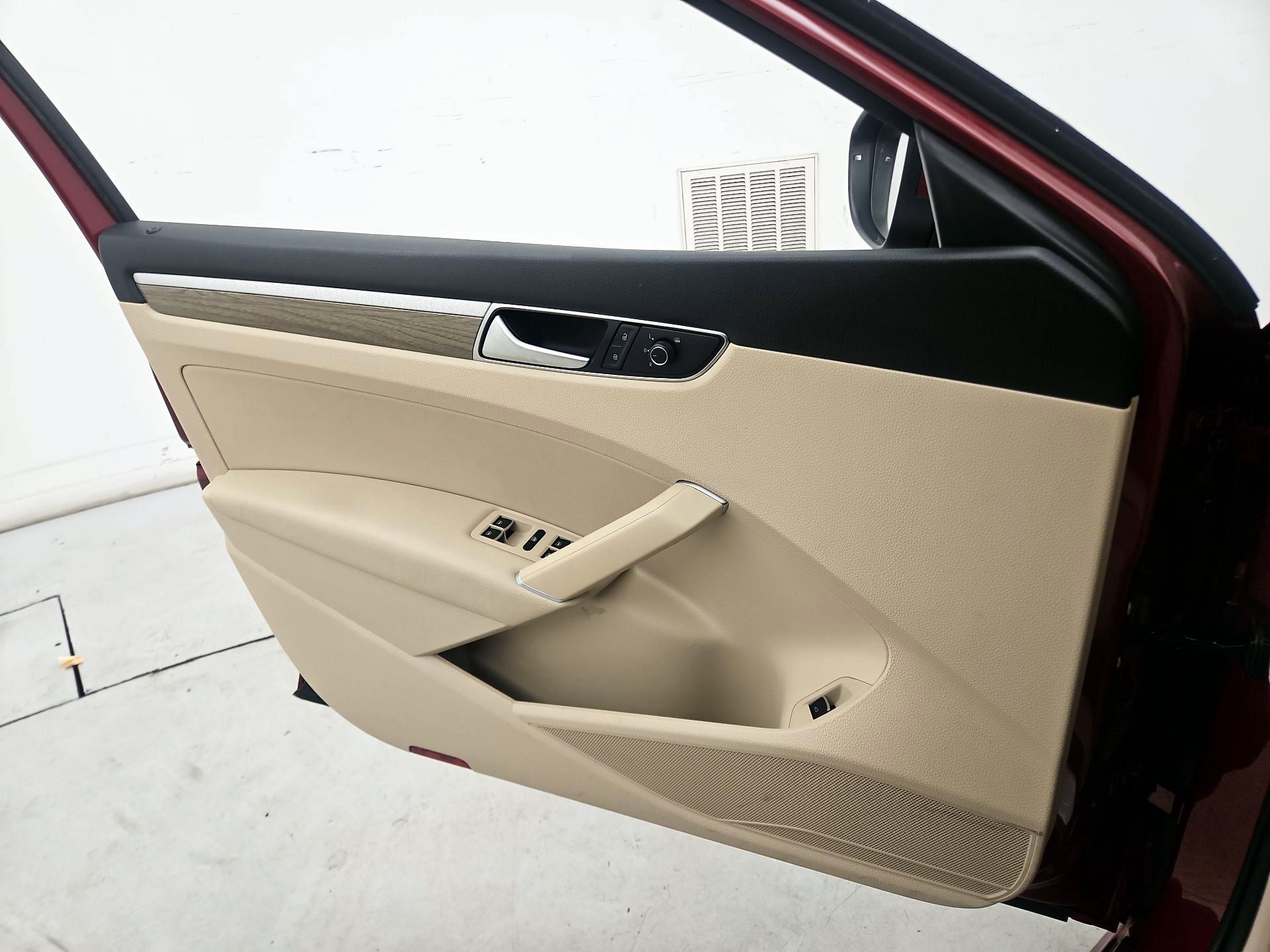 Thumbnail: 2016 Volkswagen Passat - 12