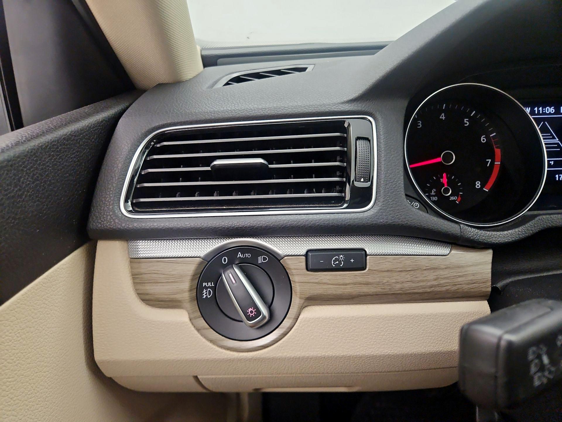 Thumbnail: 2016 Volkswagen Passat - 13