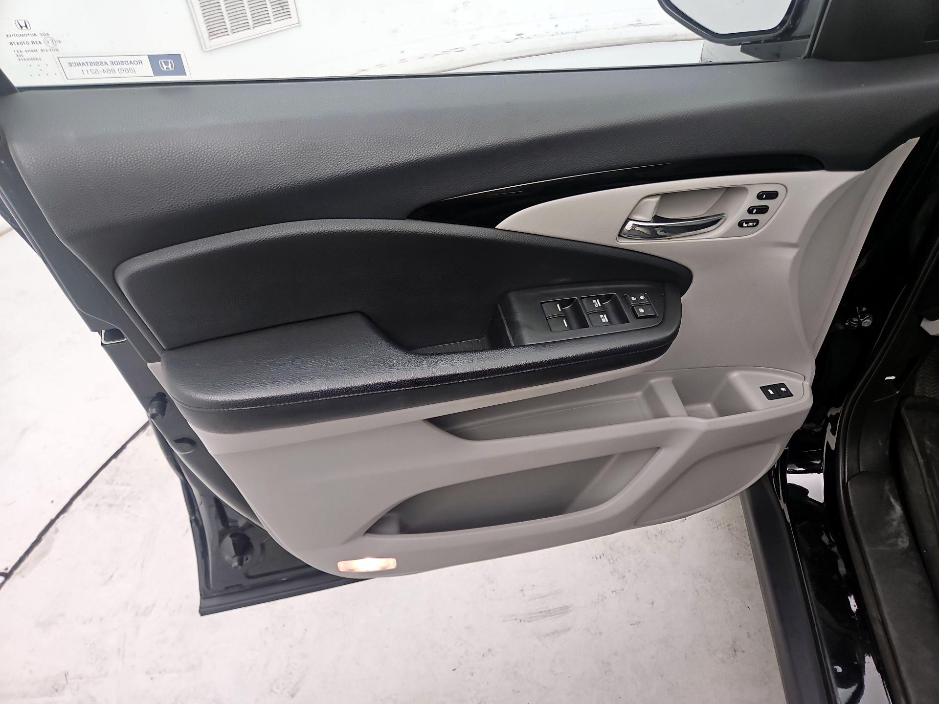 Thumbnail: 2017 Honda Pilot - 12
