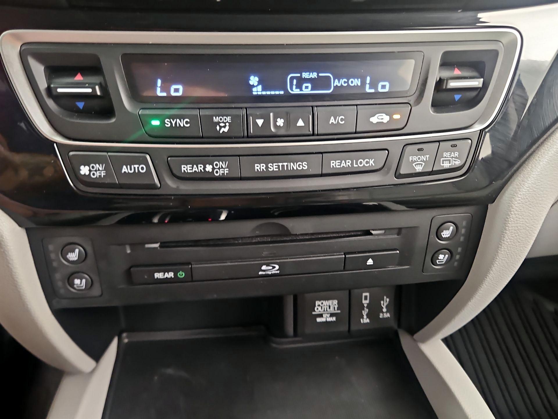 Thumbnail: 2017 Honda Pilot - 16