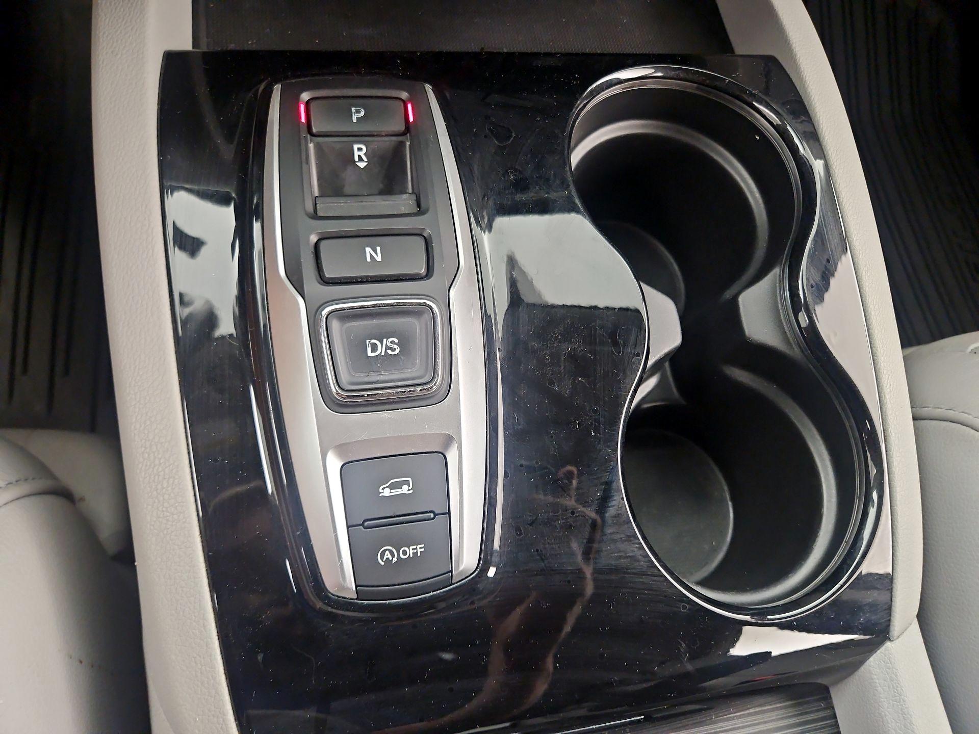 Thumbnail: 2017 Honda Pilot - 17