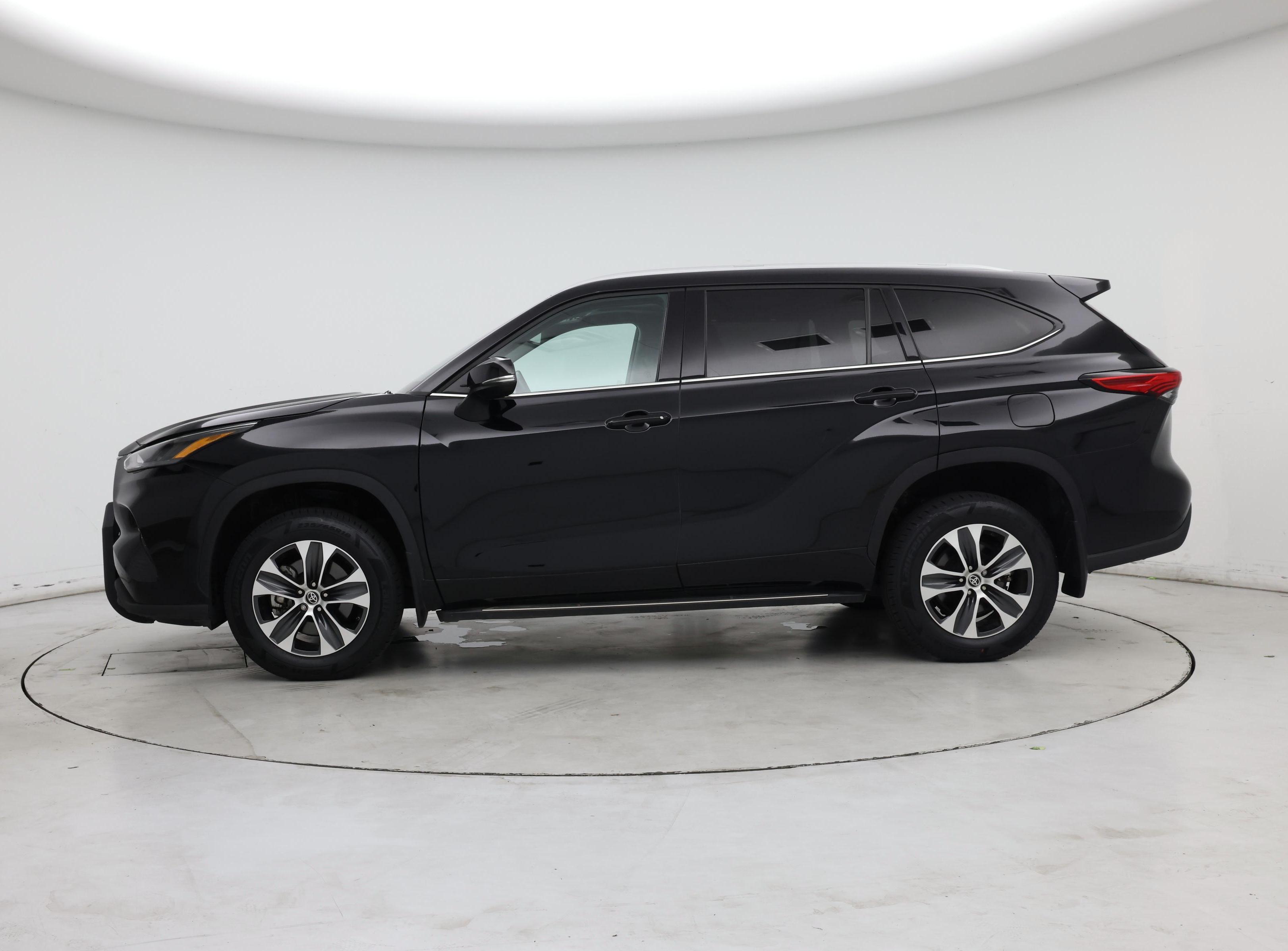 Thumbnail: 2022 Toyota Highlander - 3