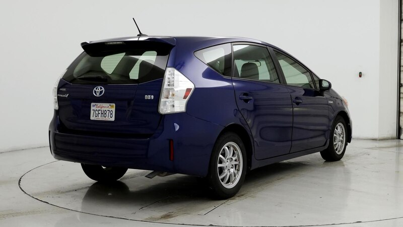 2014 Toyota Prius v Three 8