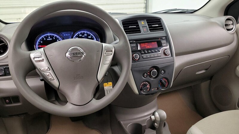 2016 Nissan Versa SV 9