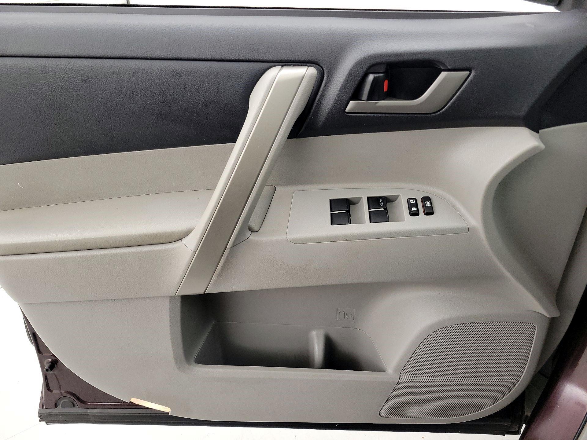 Thumbnail: 2013 Toyota Highlander - 12