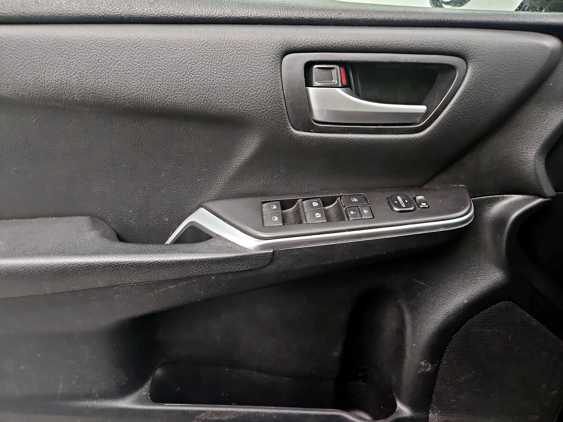 Thumbnail: 2015 Toyota Camry - 12