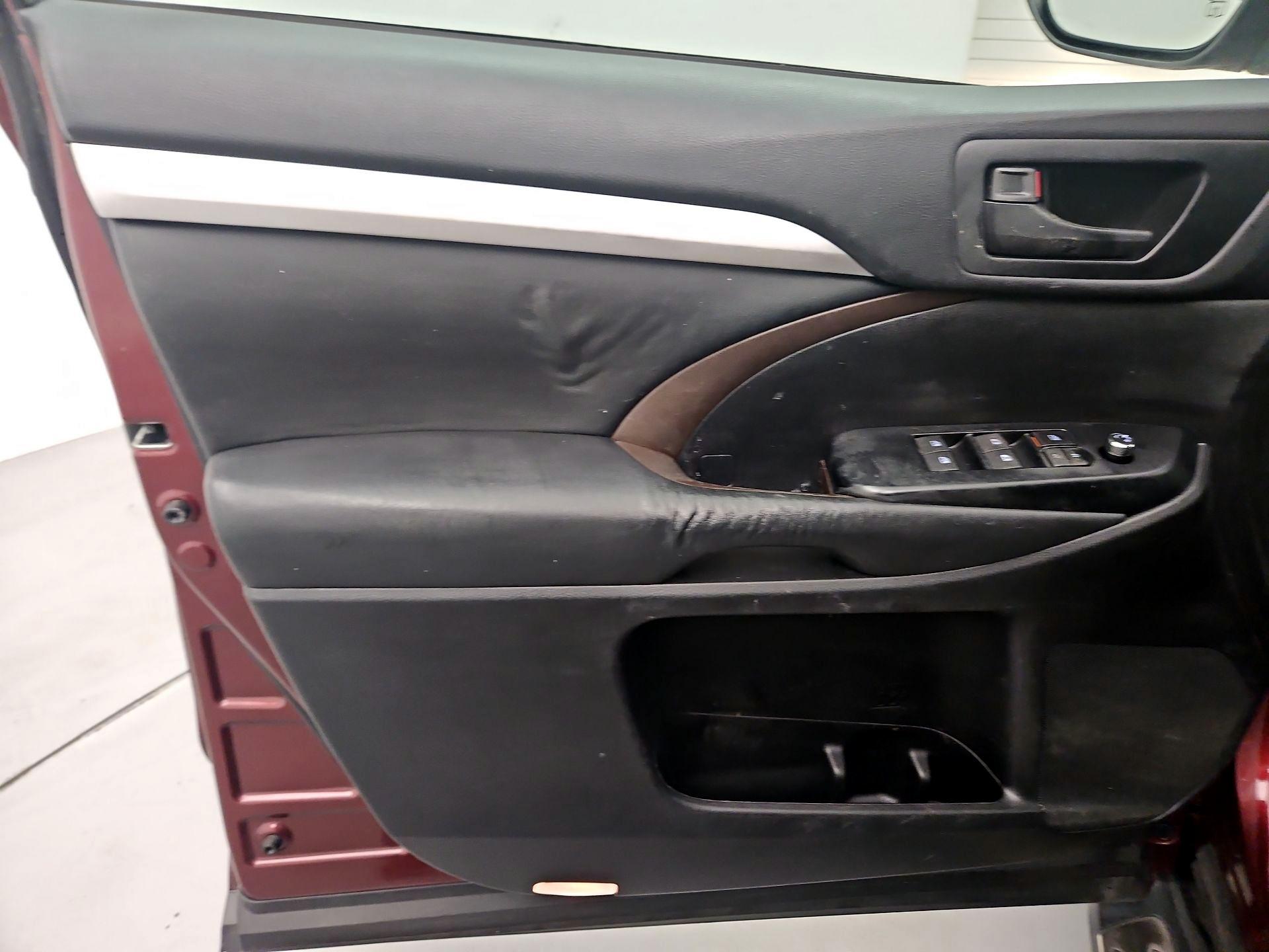 Thumbnail: 2015 Toyota Highlander - 12