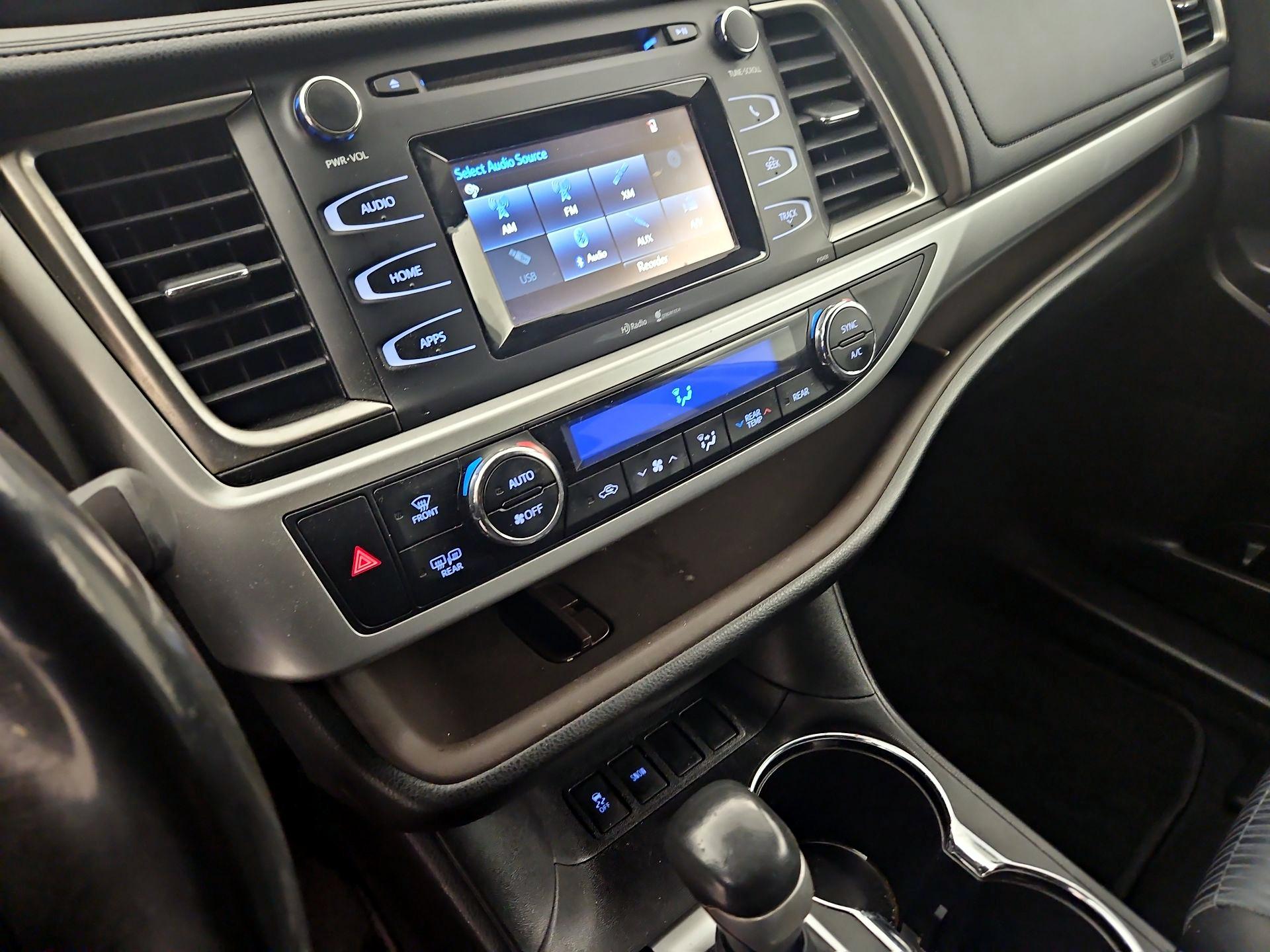 Thumbnail: 2015 Toyota Highlander - 14