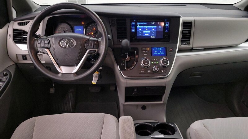 2017 Toyota Sienna LE 9