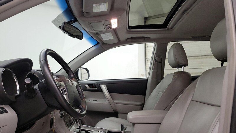 2013 Toyota Highlander SE 19