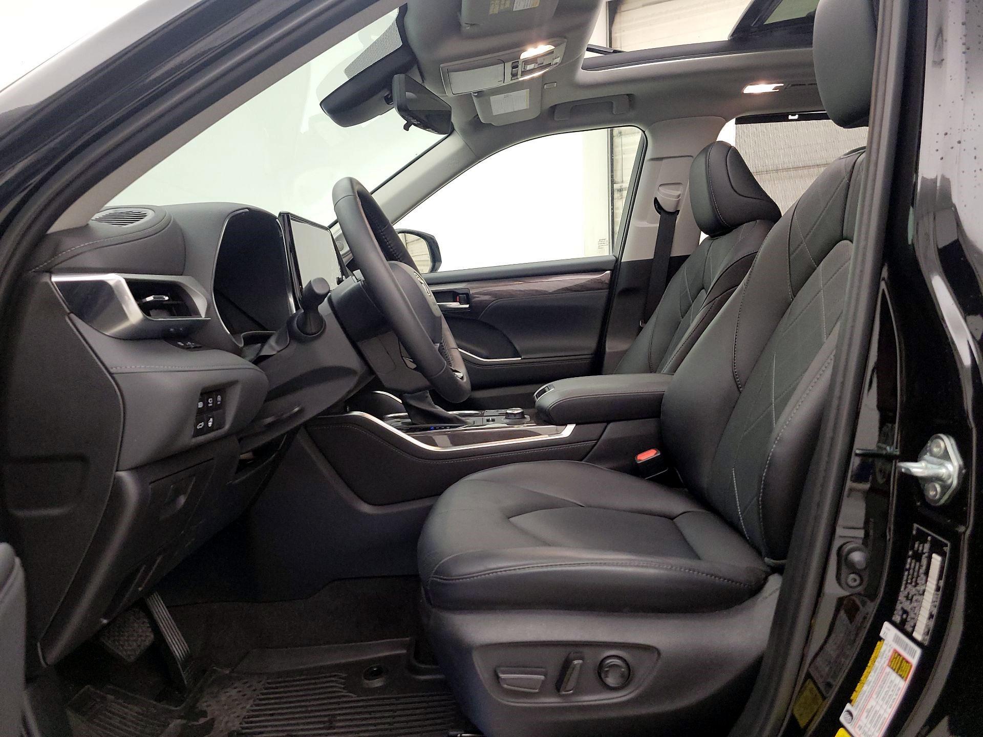 Thumbnail: 2023 Toyota Highlander - 11
