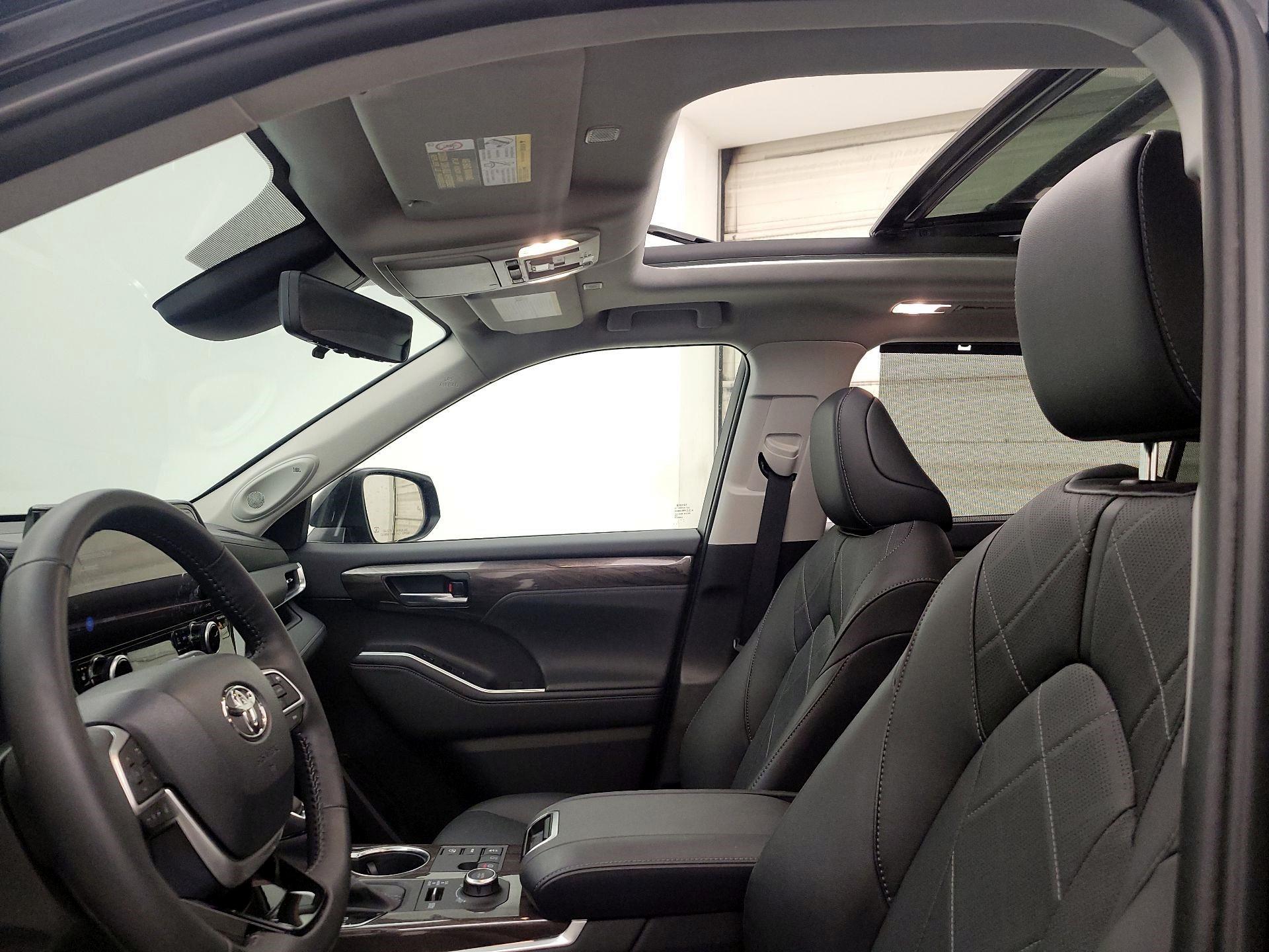 Thumbnail: 2023 Toyota Highlander - 19