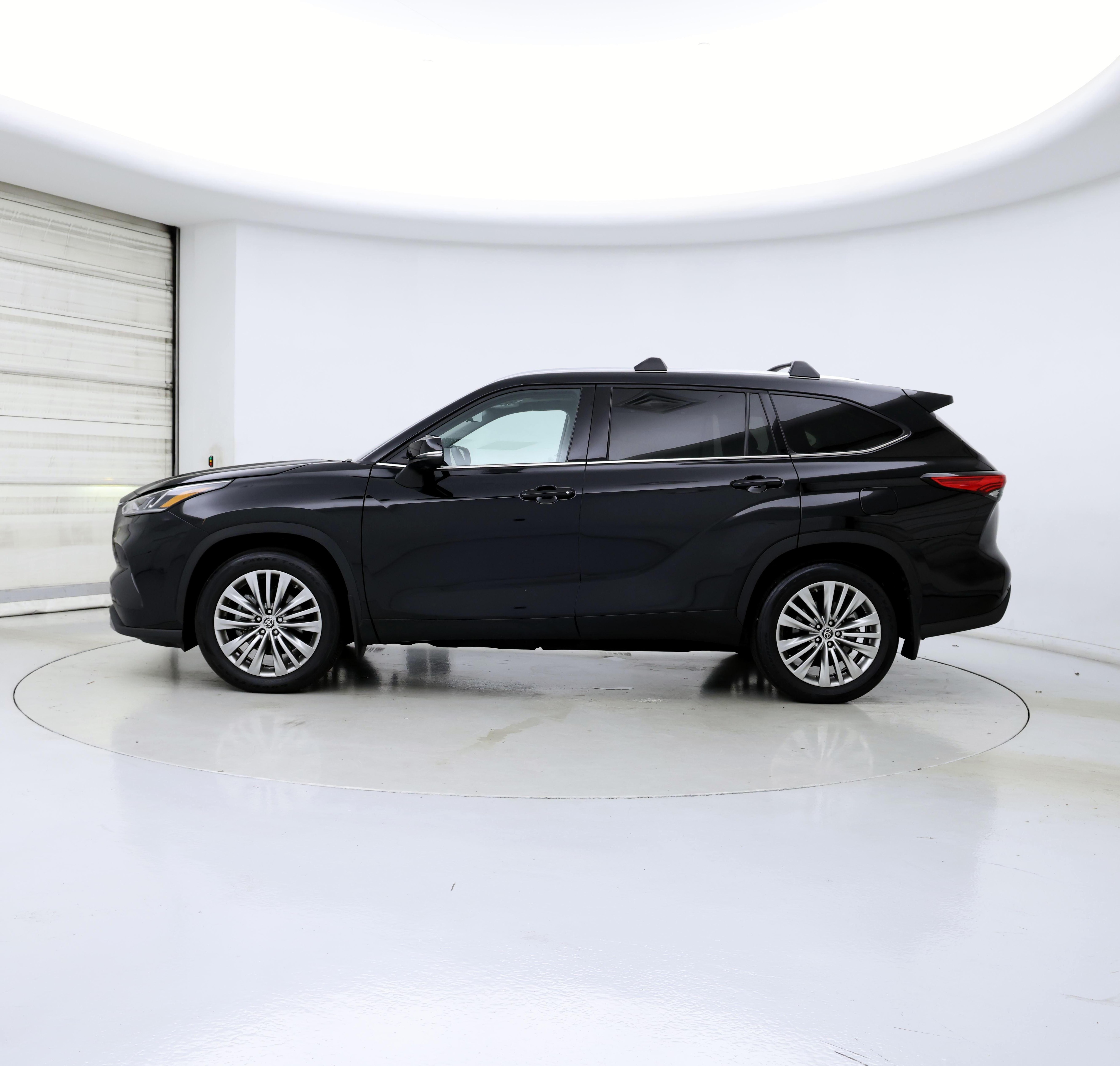 Thumbnail: 2023 Toyota Highlander - 3