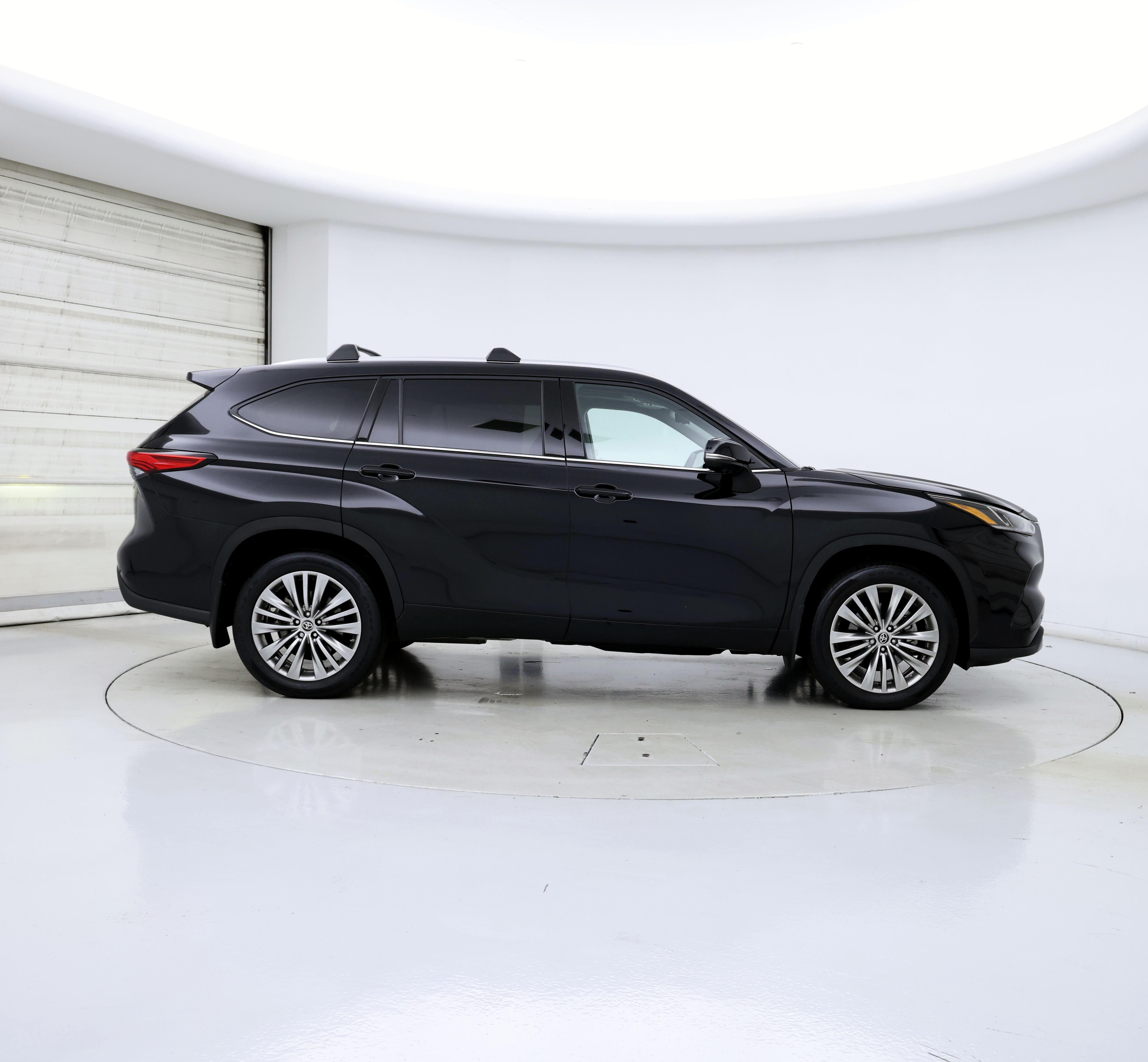 Thumbnail: 2023 Toyota Highlander - 7