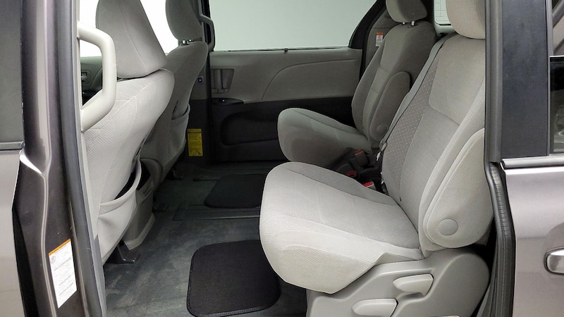 2015 Toyota Sienna LE 19