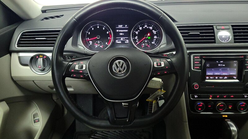 2016 Volkswagen Passat R-Line 10