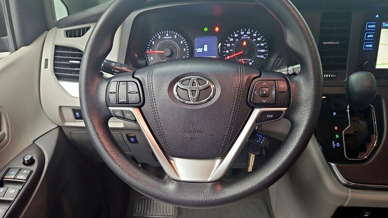 2017 Toyota Sienna LE 10