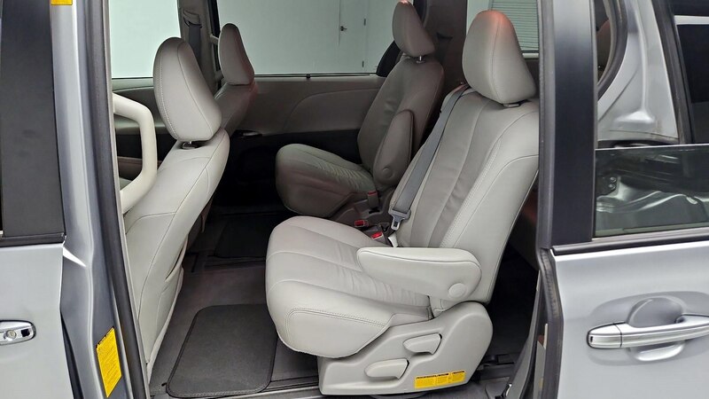 2013 Toyota Sienna XLE 21