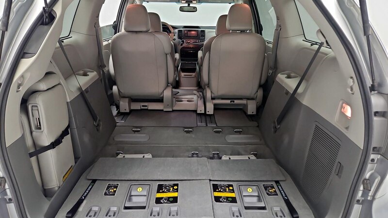 2013 Toyota Sienna XLE 24