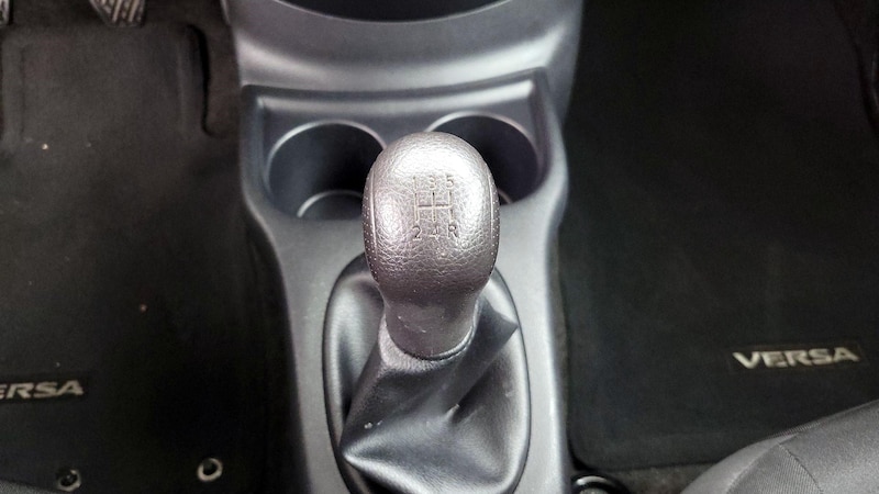 2016 Nissan Versa S 16