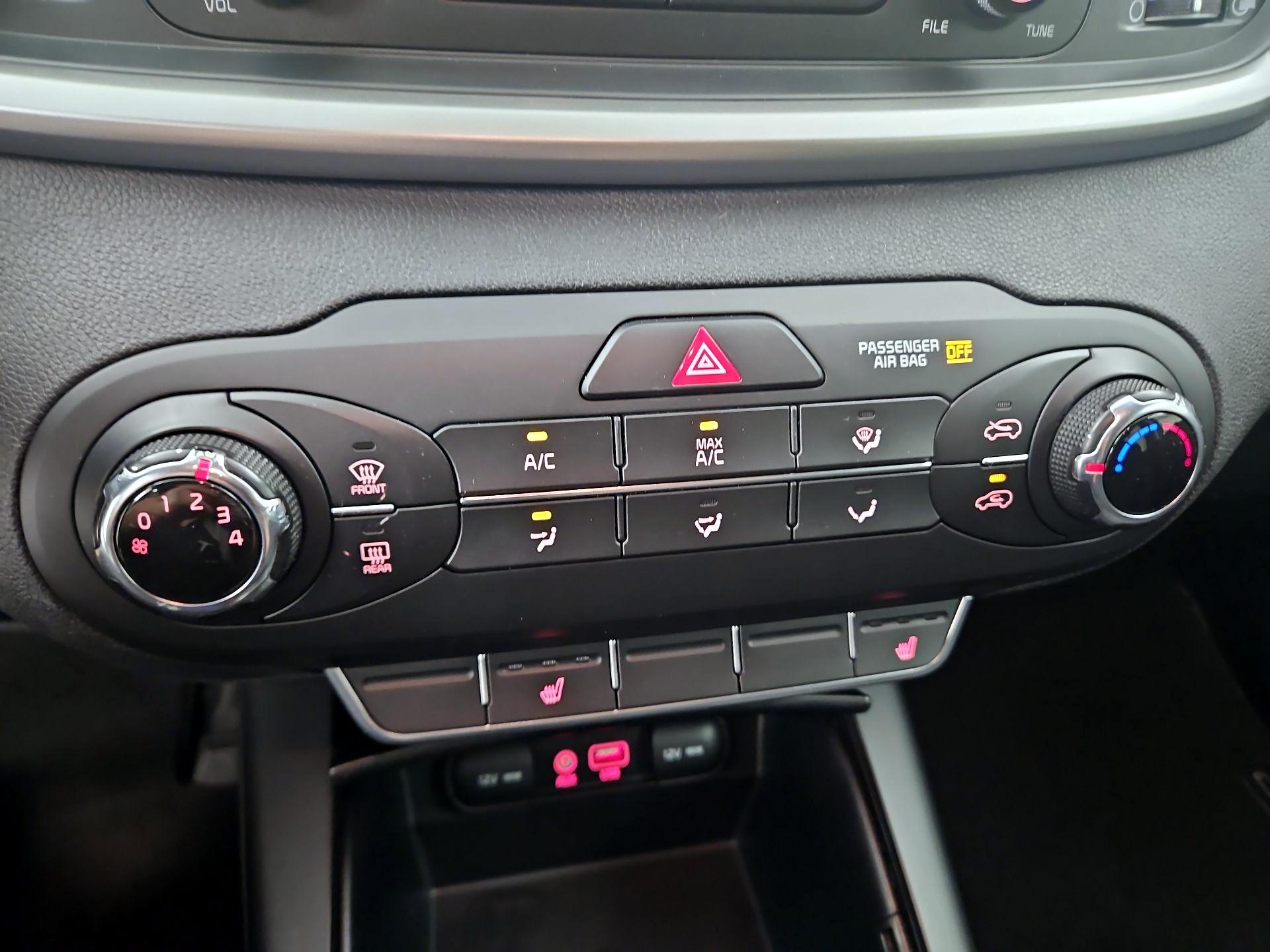 Thumbnail: 2016 Kia Sorento - 16