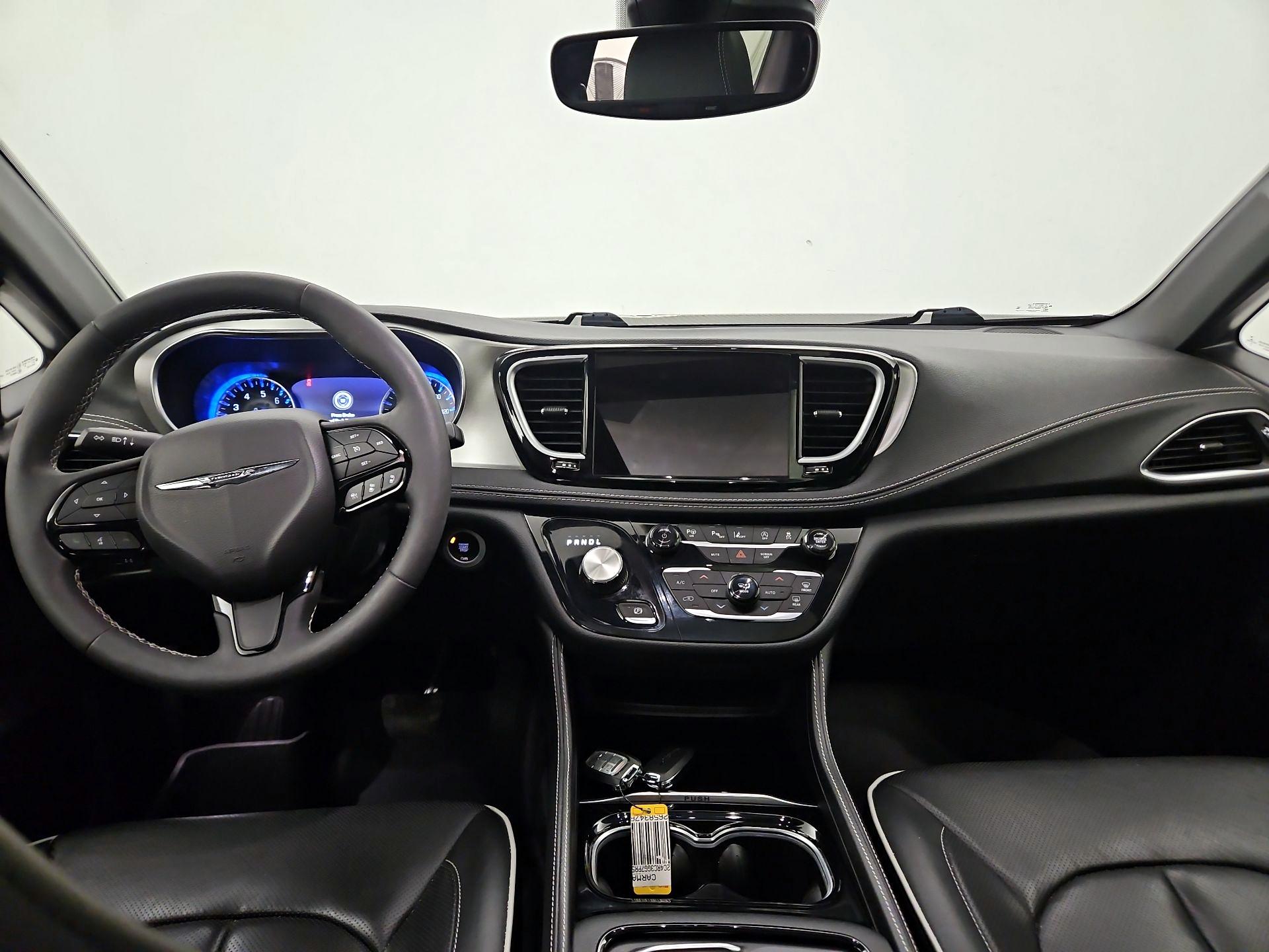 Thumbnail: 2023 Chrysler Pacifica - 9
