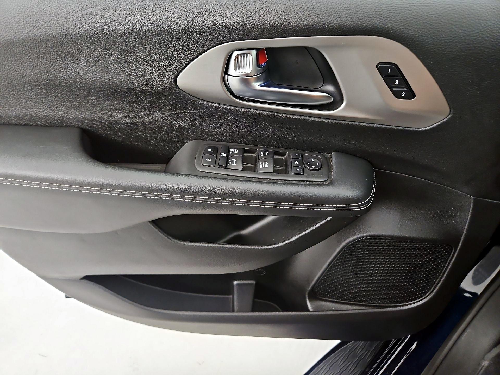 Thumbnail: 2023 Chrysler Pacifica - 12