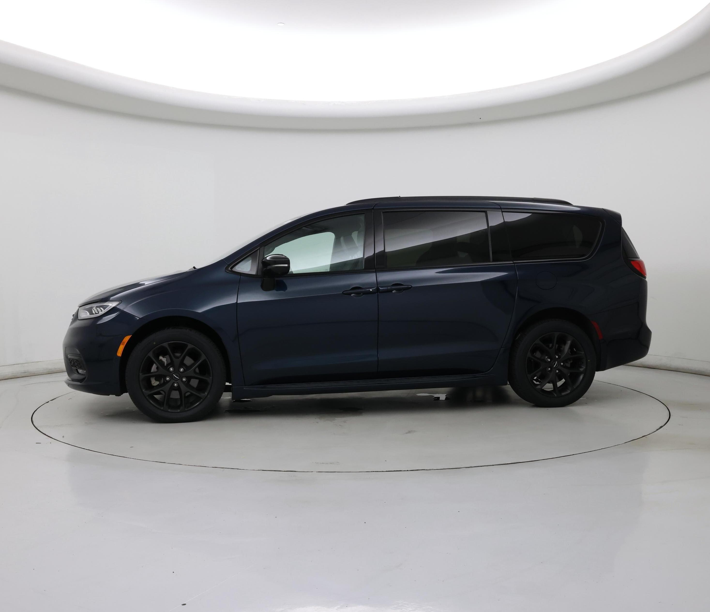 Thumbnail: 2023 Chrysler Pacifica - 3