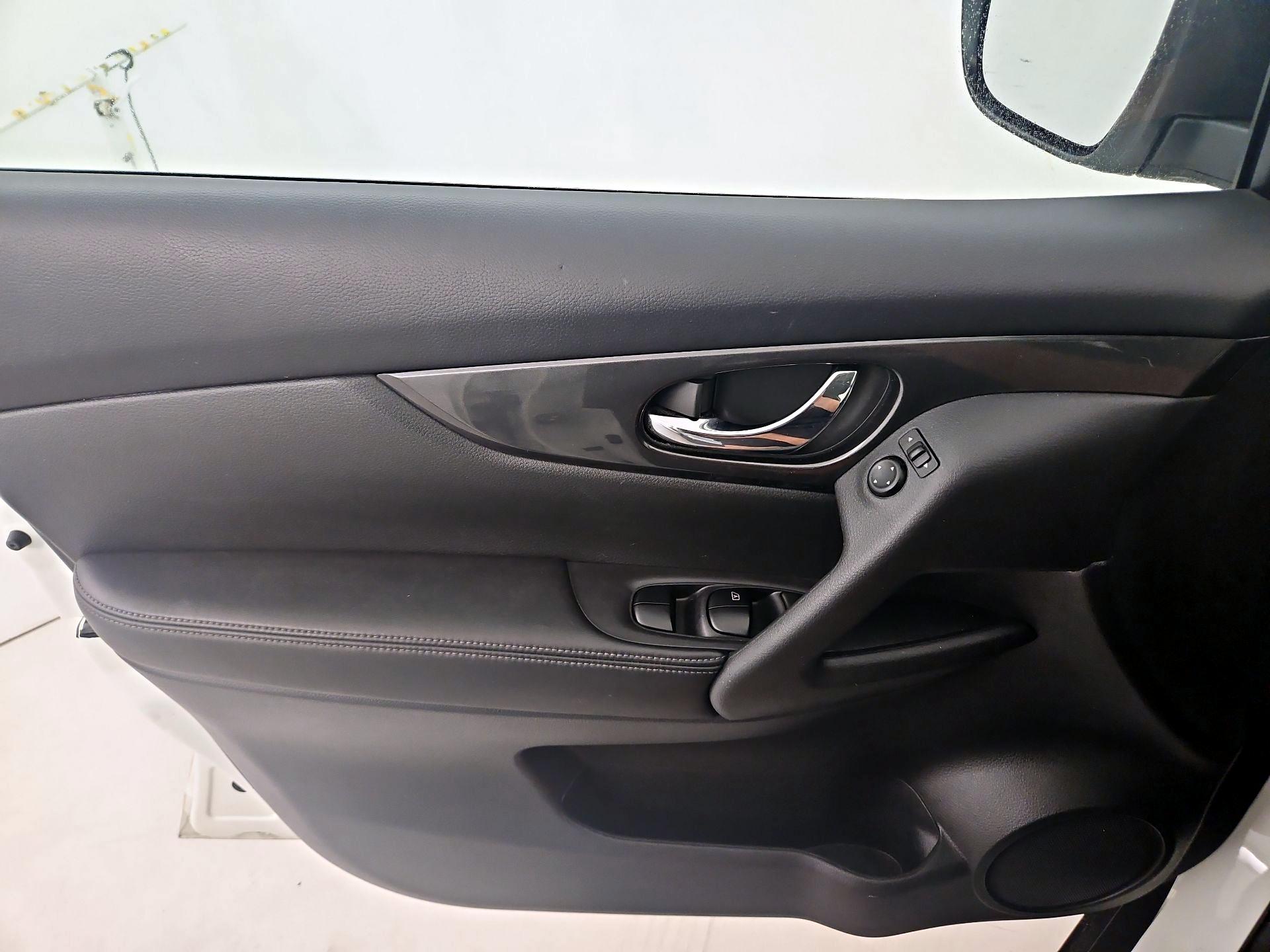 Thumbnail: 2017 Nissan Rogue - 12