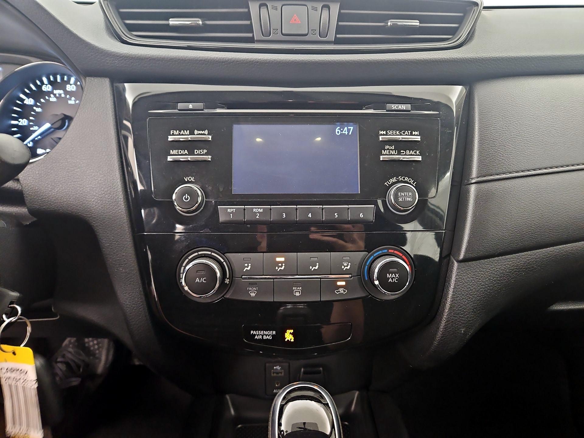 Thumbnail: 2017 Nissan Rogue - 16