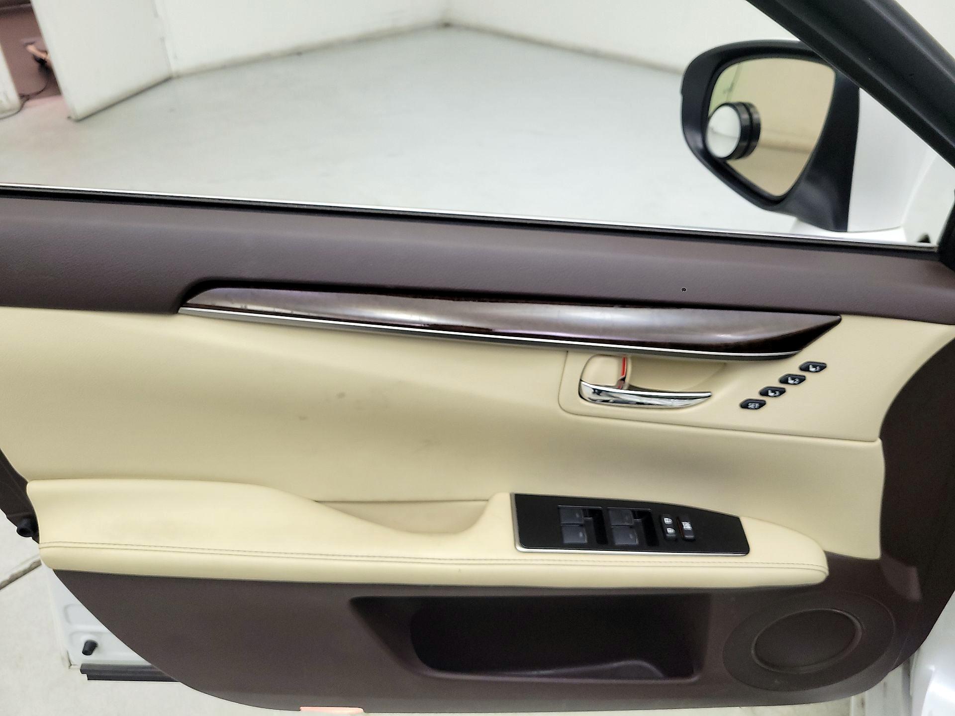 Thumbnail: 2016 Lexus ES - 12