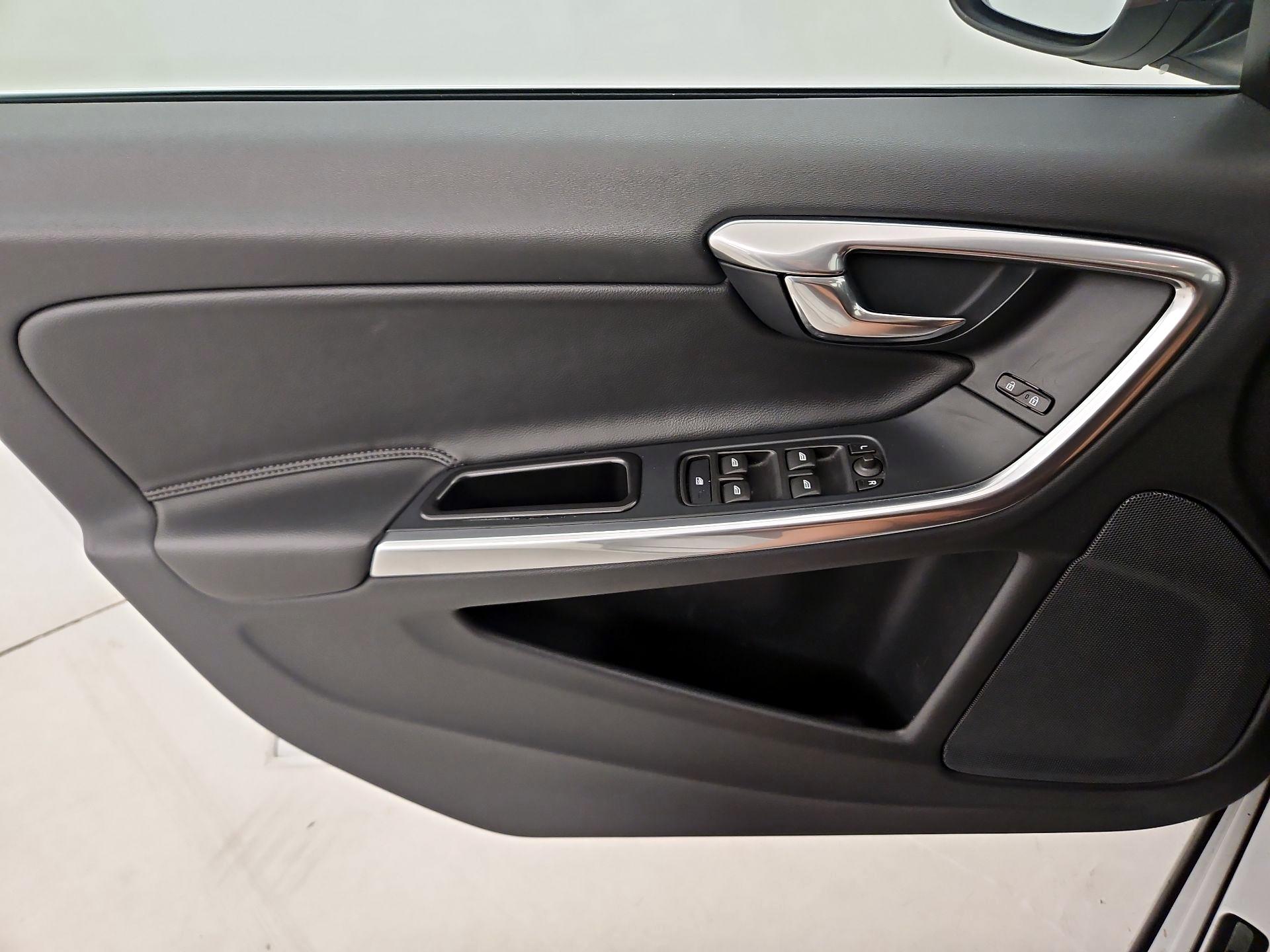 Thumbnail: 2016 Volvo V60 - 12