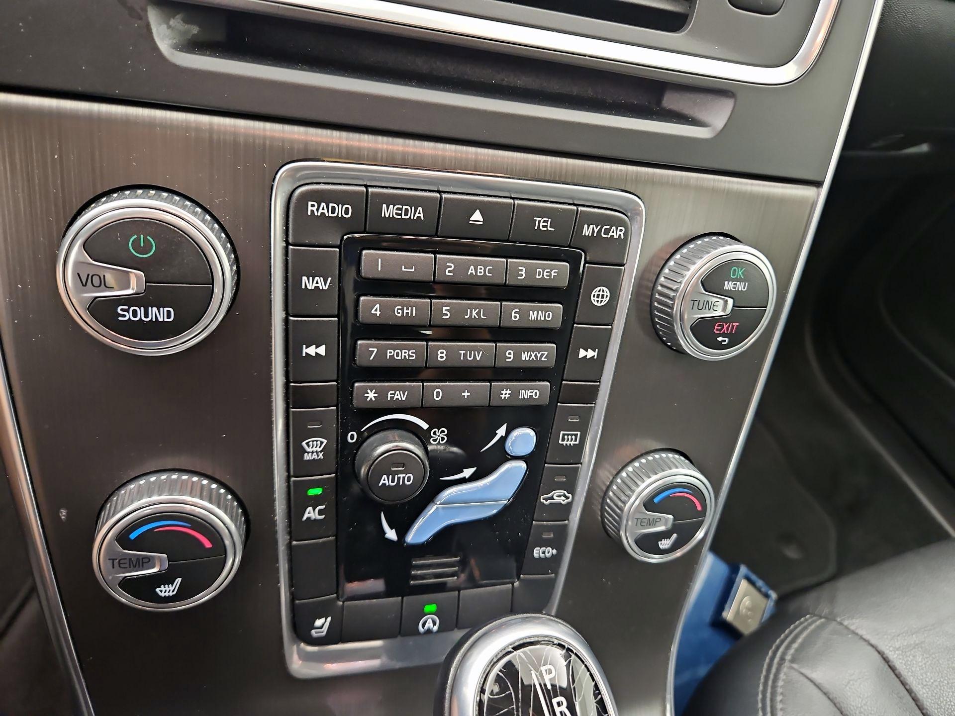 Thumbnail: 2016 Volvo V60 - 15