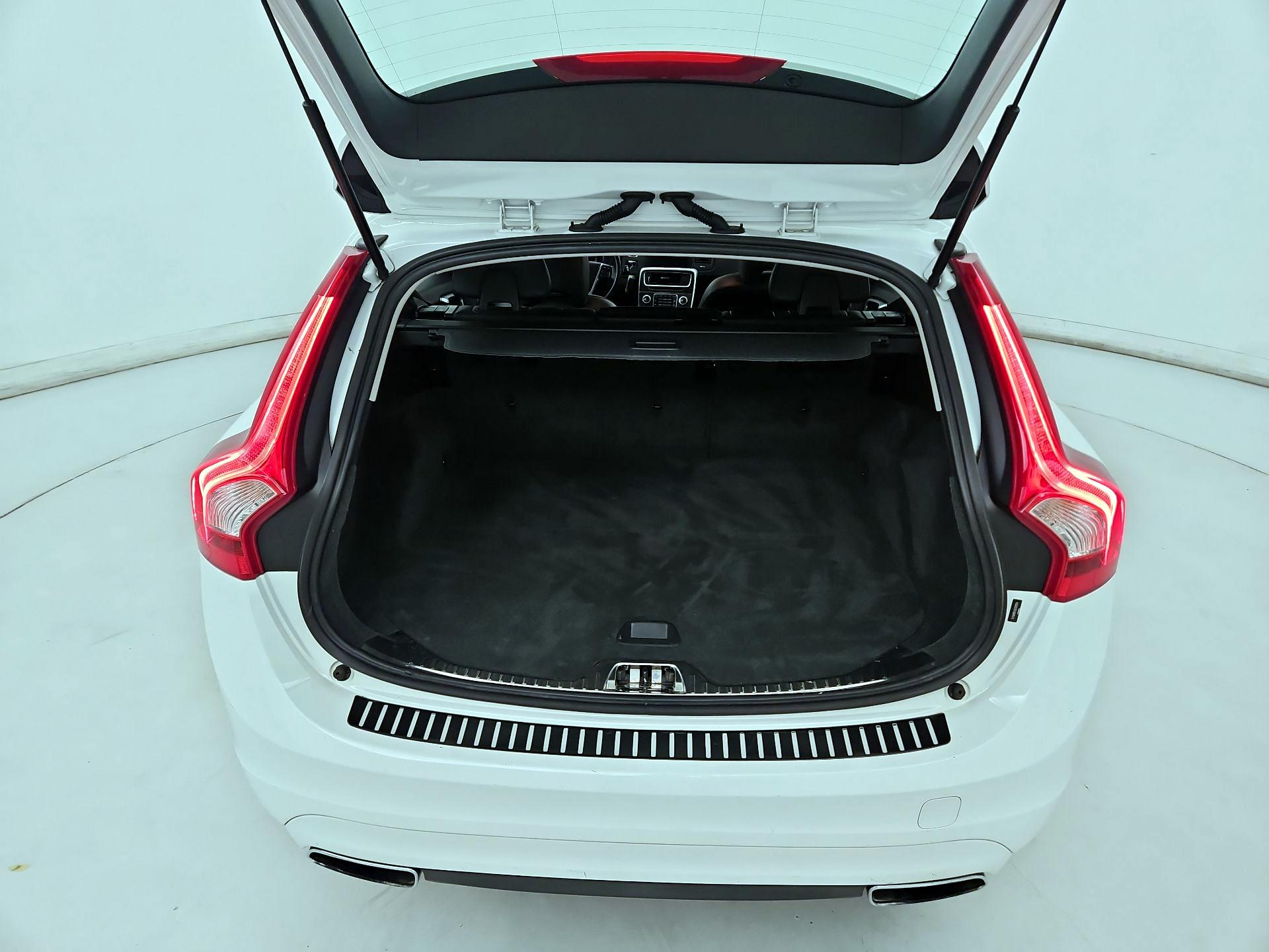 Thumbnail: 2016 Volvo V60 - 20