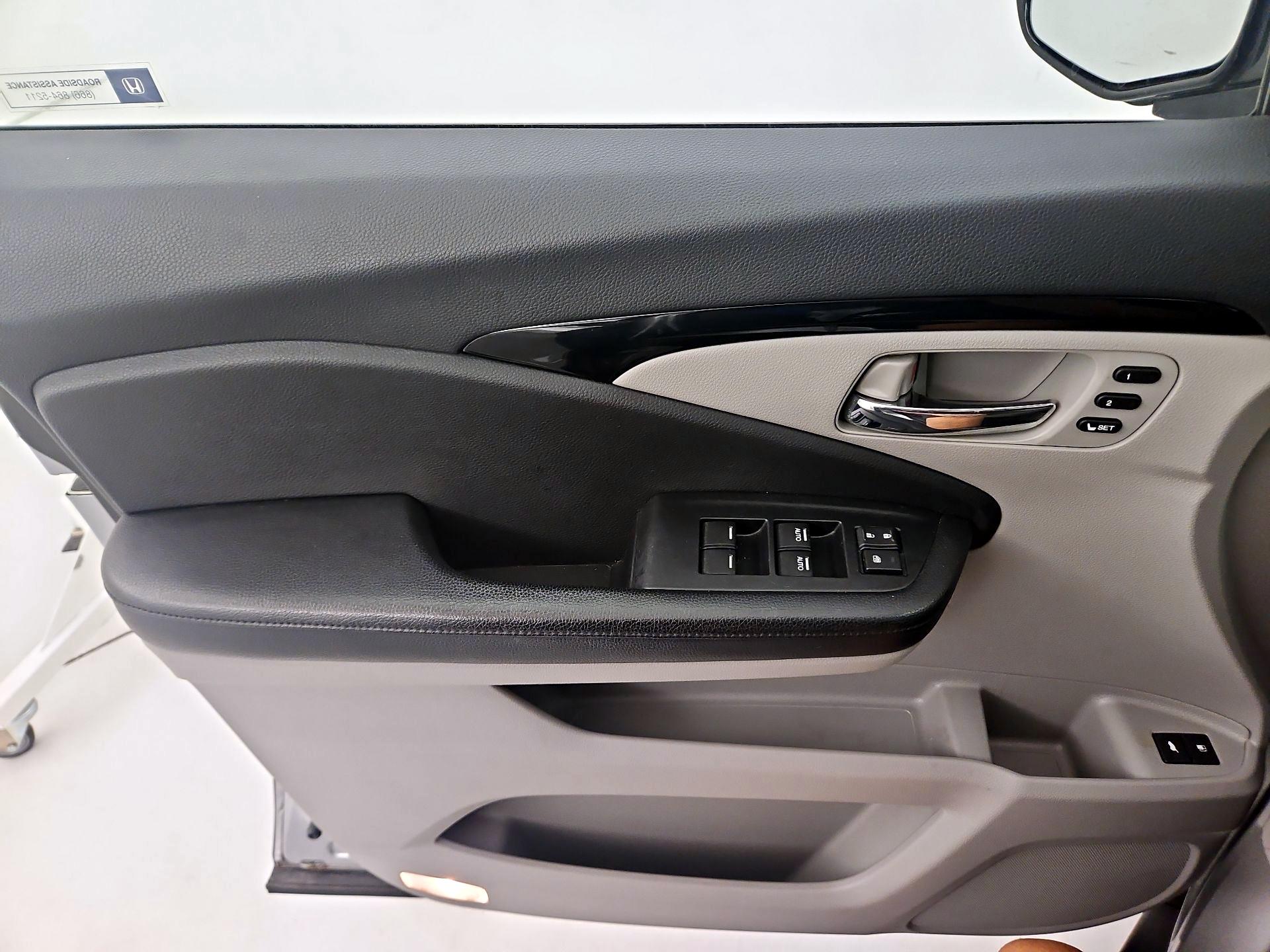 Thumbnail: 2017 Honda Pilot - 12