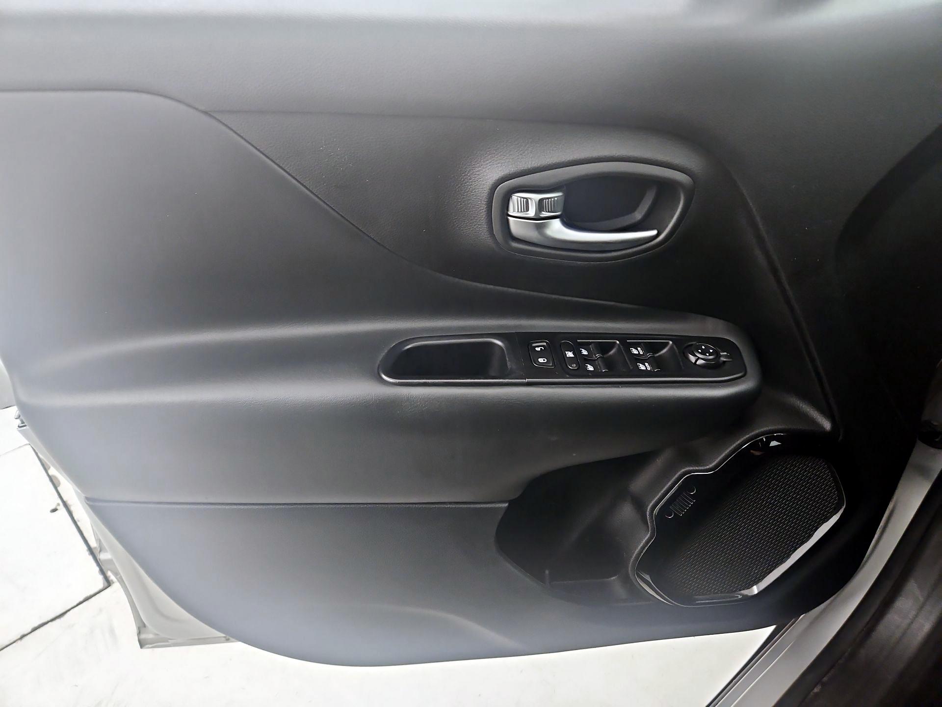 Thumbnail: 2018 Jeep Renegade - 12