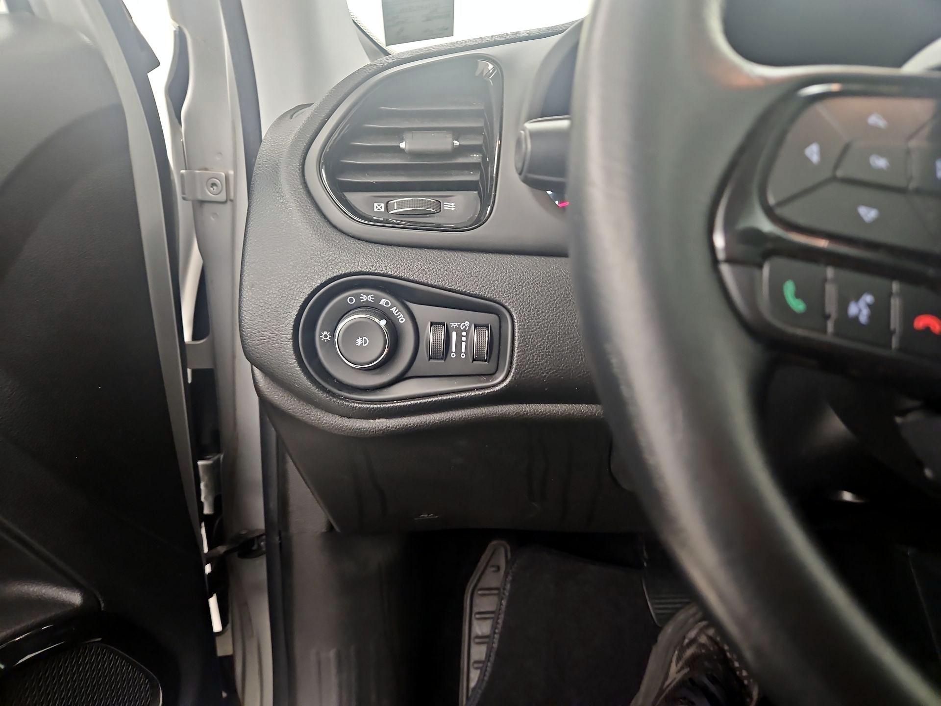 Thumbnail: 2018 Jeep Renegade - 13