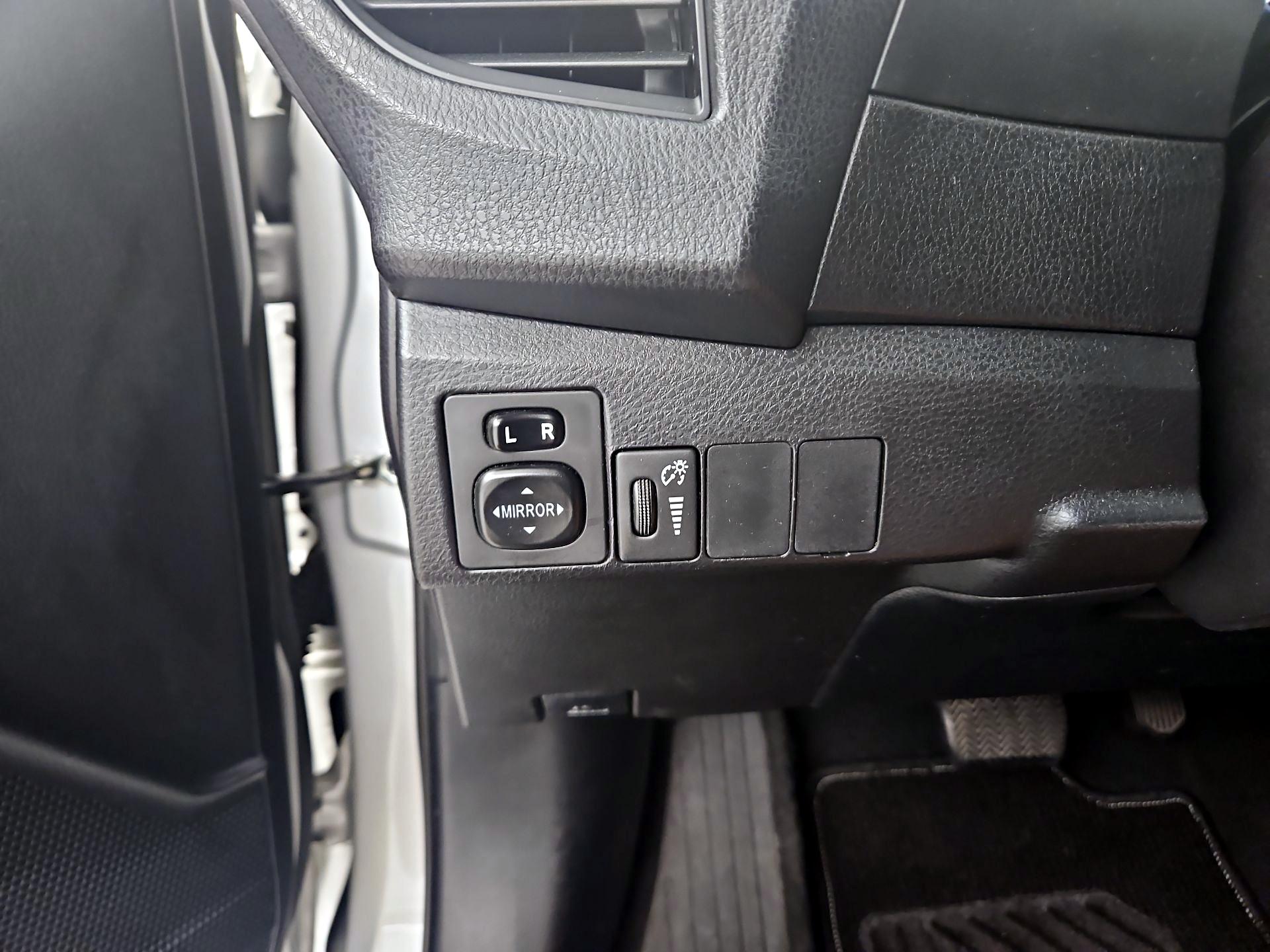 Thumbnail: 2015 Toyota Corolla - 13