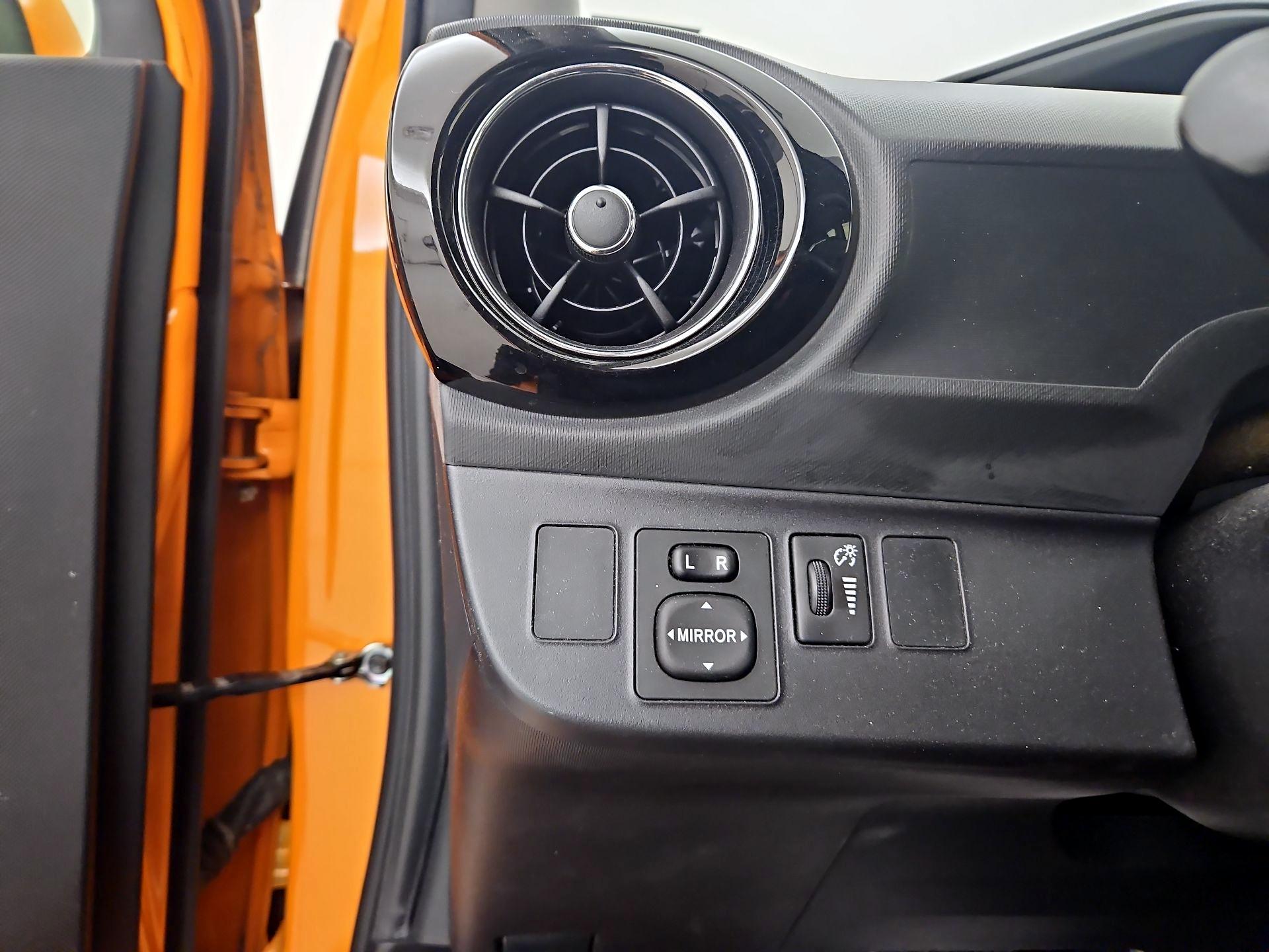 Thumbnail: 2015 Toyota Prius c - 13