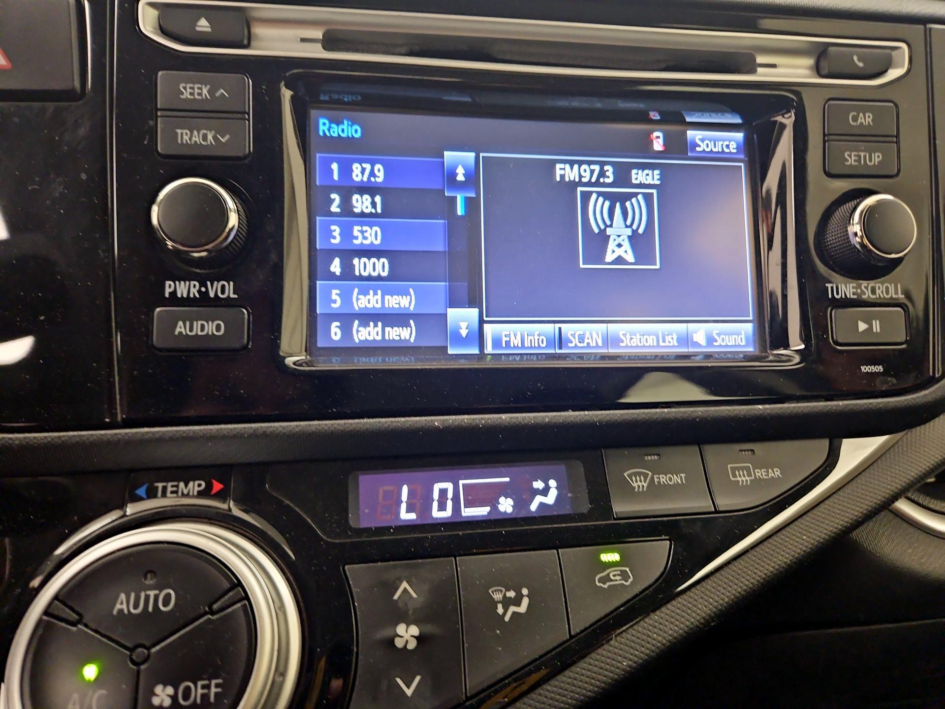 Thumbnail: 2015 Toyota Prius c - 14