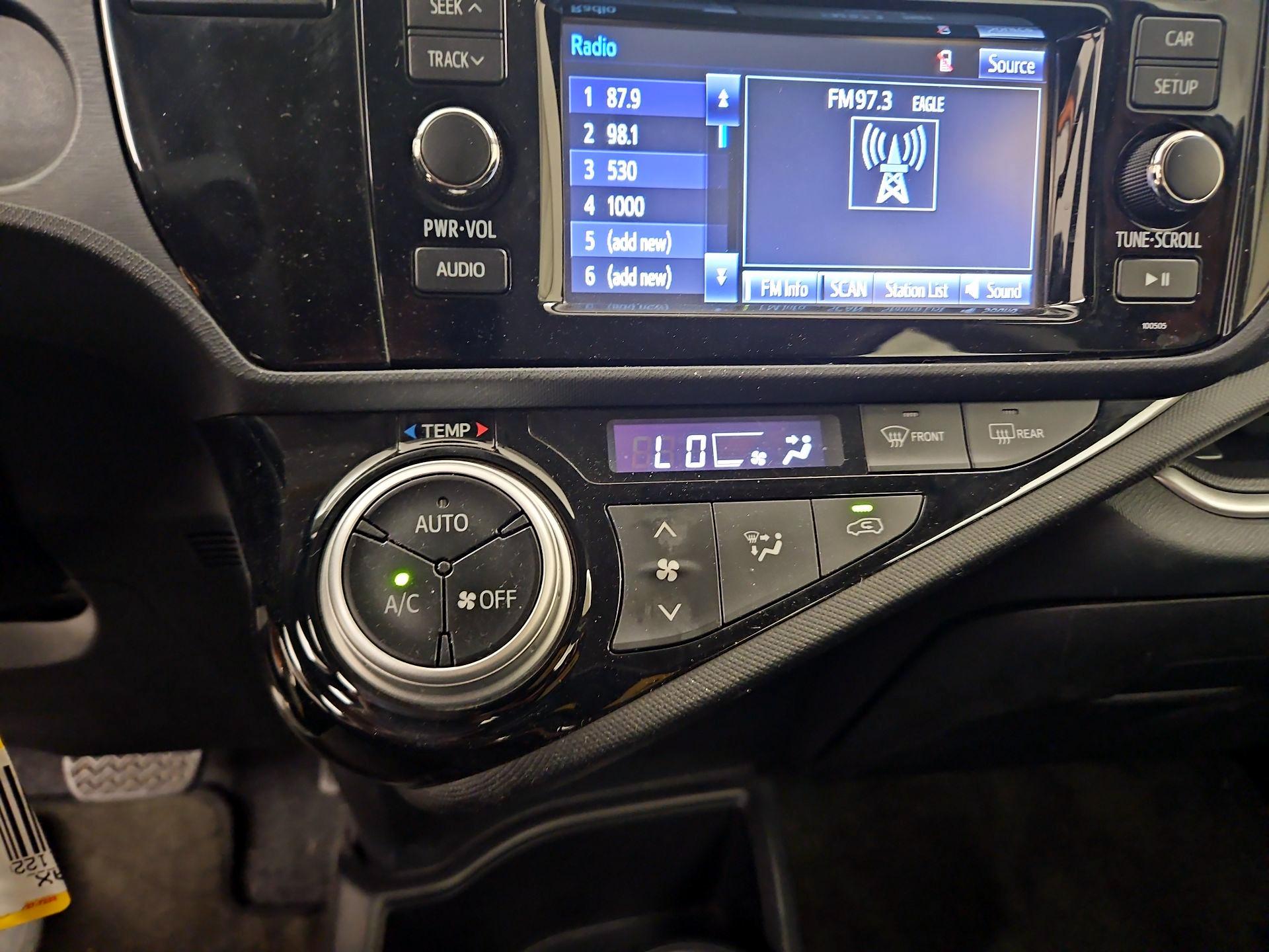 Thumbnail: 2015 Toyota Prius c - 15