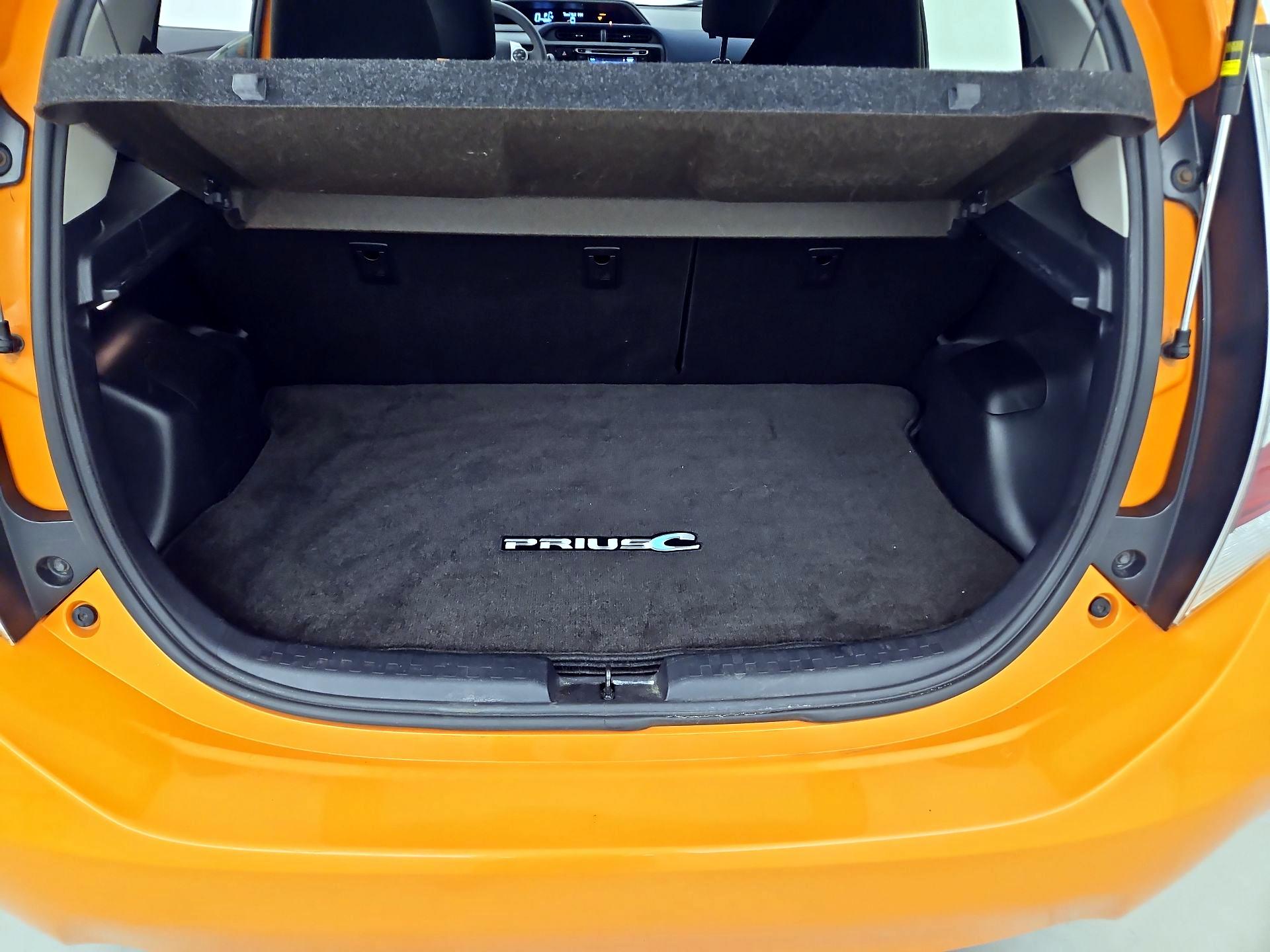 Thumbnail: 2015 Toyota Prius c - 18