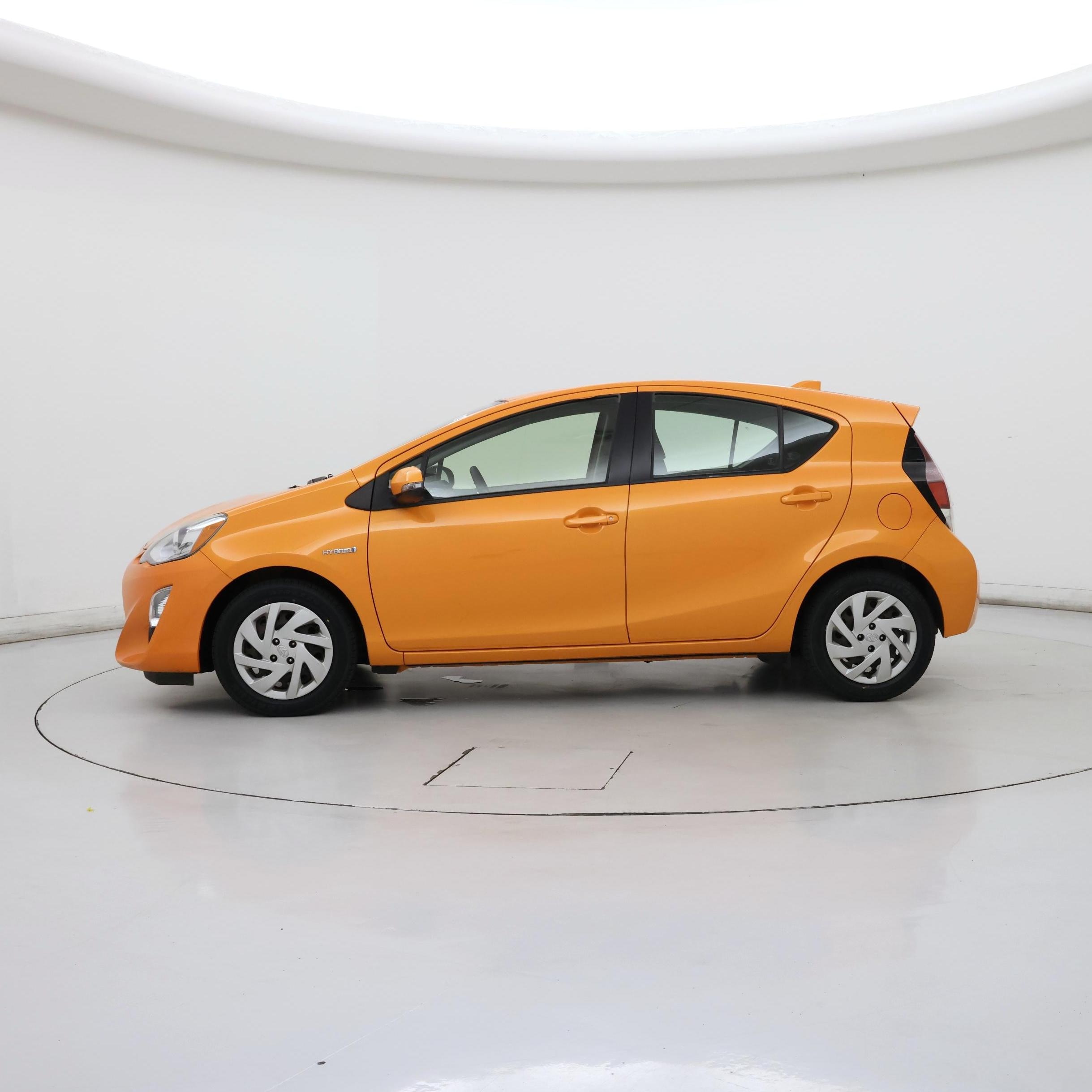 Thumbnail: 2015 Toyota Prius c - 3