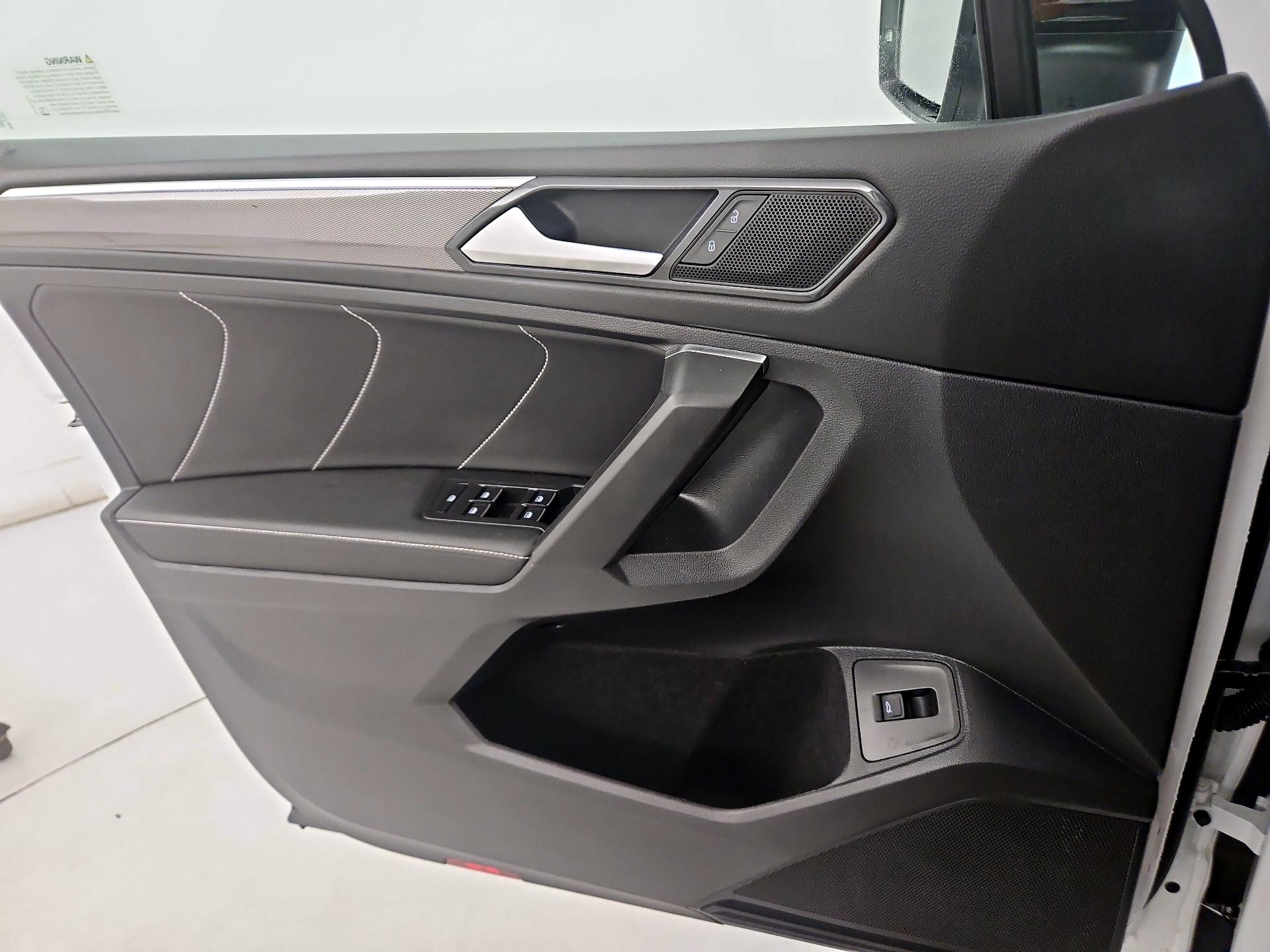 Thumbnail: 2023 Volkswagen Tiguan - 12