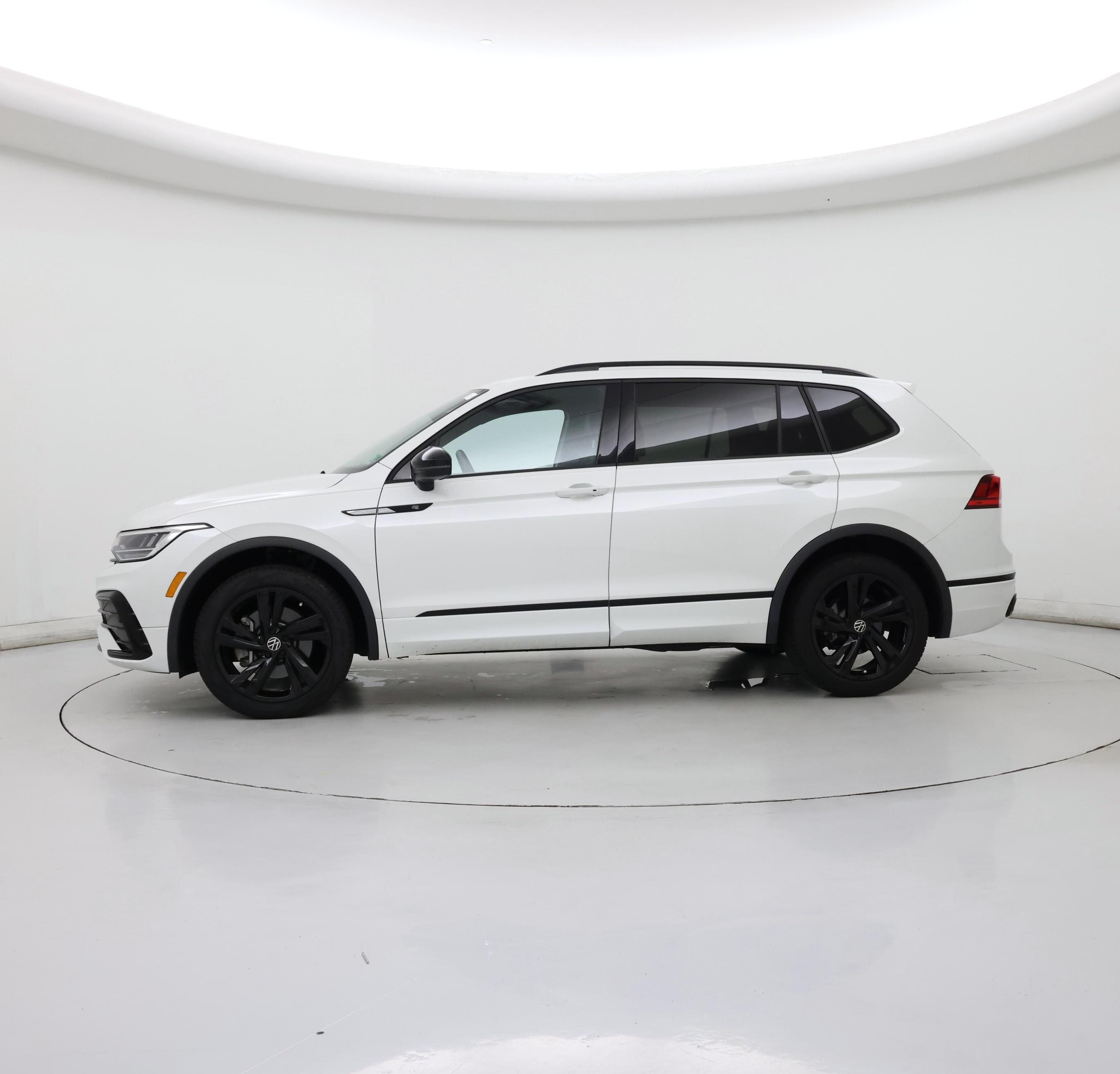 Thumbnail: 2023 Volkswagen Tiguan - 3