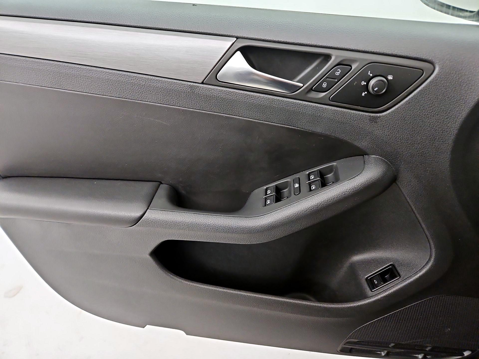 Thumbnail: 2016 Volkswagen Jetta - 12