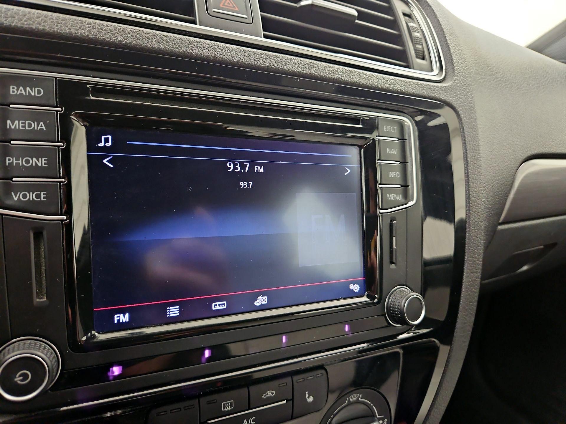 Thumbnail: 2016 Volkswagen Jetta - 16