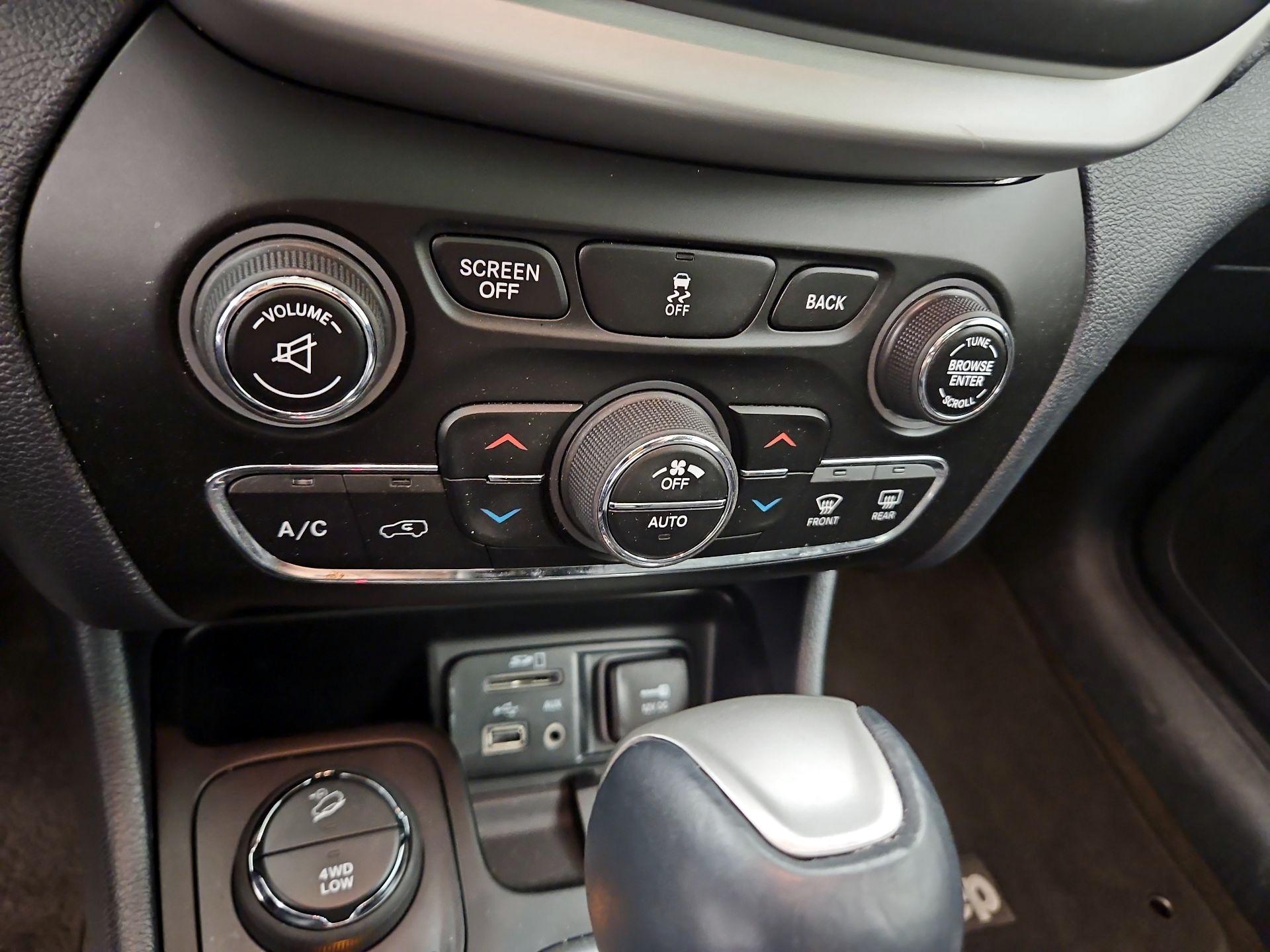 Thumbnail: 2014 Jeep Cherokee - 17