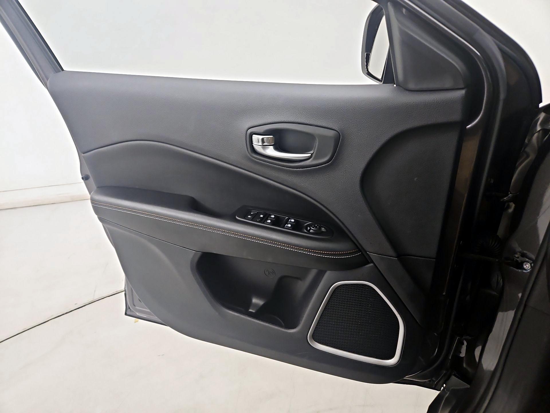 Thumbnail: 2021 Jeep Compass - 12